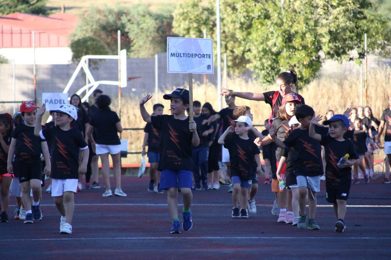 La Ciudad Deportiva 'Manuel Calzado' acogió, ayer, la clausura del curso de la Escuela Municipal de Deportes de Jerez de los Caballeros con un desfile y una exhibición por parte de los alumnos y alumnas. Casi 500 niños y niñas se han formado, este año, en las distintas modalidades deportivas: atletismo, minibasket, baloncesto, ciclismo, fútbol-sala, fútbol 8, judo, kárate, multiaventura, multideporte, pádel, patinaje artístico, tenis y zumba kids.