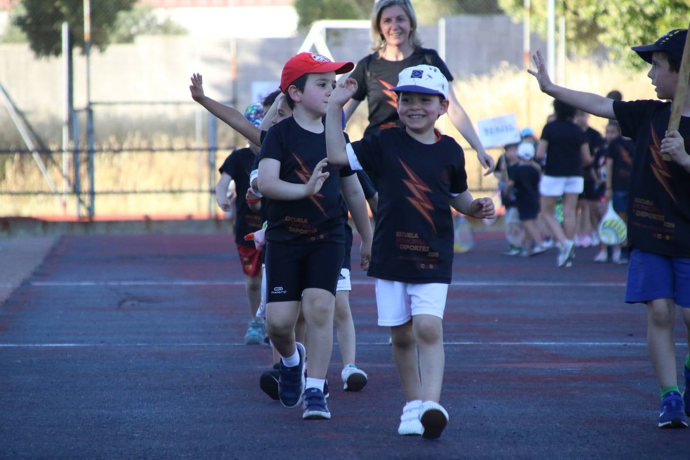 La Ciudad Deportiva 'Manuel Calzado' acogió, ayer, la clausura del curso de la Escuela Municipal de Deportes de Jerez de los Caballeros con un desfile y una exhibición por parte de los alumnos y alumnas. Casi 500 niños y niñas se han formado, este año, en las distintas modalidades deportivas: atletismo, minibasket, baloncesto, ciclismo, fútbol-sala, fútbol 8, judo, kárate, multiaventura, multideporte, pádel, patinaje artístico, tenis y zumba kids.
