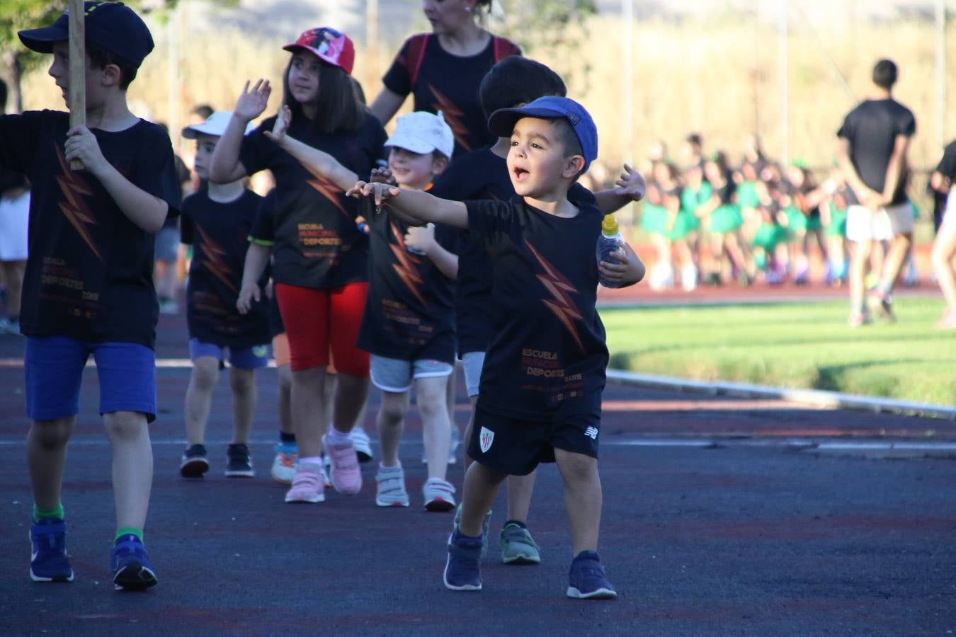 La Ciudad Deportiva 'Manuel Calzado' acogió, ayer, la clausura del curso de la Escuela Municipal de Deportes de Jerez de los Caballeros con un desfile y una exhibición por parte de los alumnos y alumnas. Casi 500 niños y niñas se han formado, este año, en las distintas modalidades deportivas: atletismo, minibasket, baloncesto, ciclismo, fútbol-sala, fútbol 8, judo, kárate, multiaventura, multideporte, pádel, patinaje artístico, tenis y zumba kids.