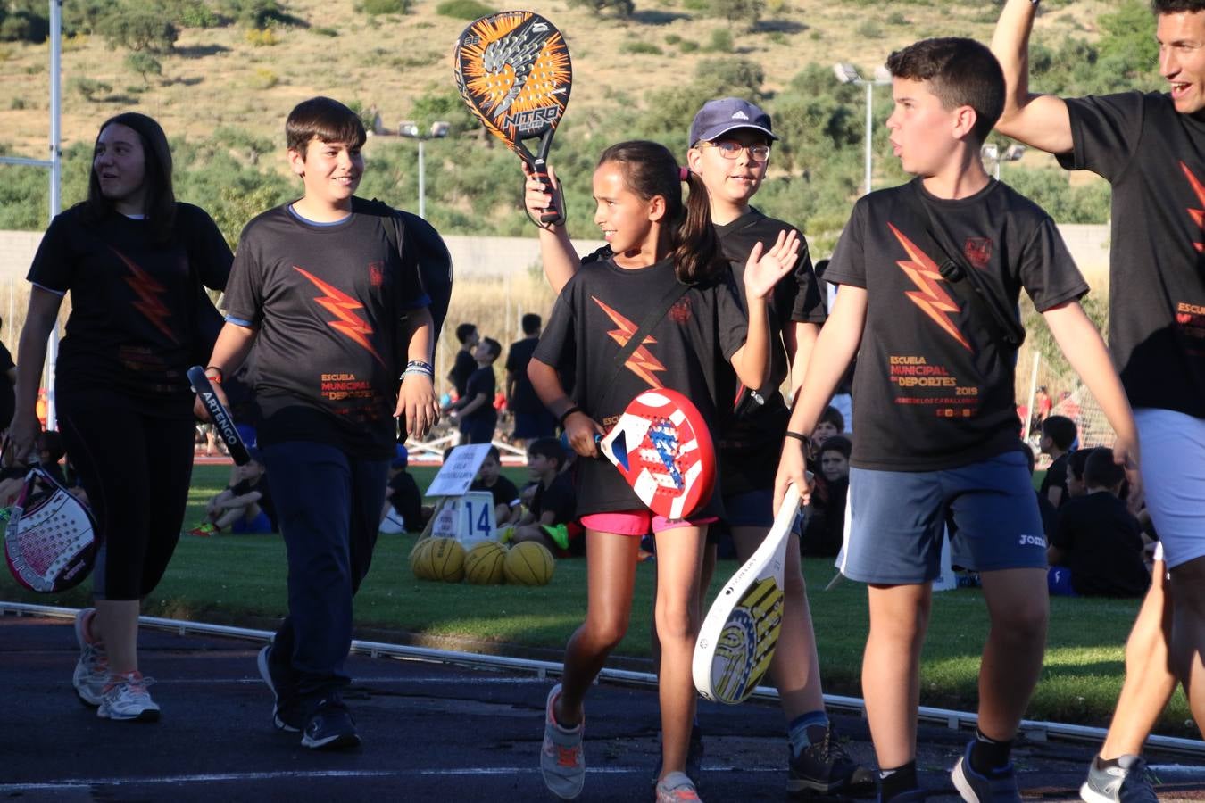 La Ciudad Deportiva 'Manuel Calzado' acogió, ayer, la clausura del curso de la Escuela Municipal de Deportes de Jerez de los Caballeros con un desfile y una exhibición por parte de los alumnos y alumnas. Casi 500 niños y niñas se han formado, este año, en las distintas modalidades deportivas: atletismo, minibasket, baloncesto, ciclismo, fútbol-sala, fútbol 8, judo, kárate, multiaventura, multideporte, pádel, patinaje artístico, tenis y zumba kids.