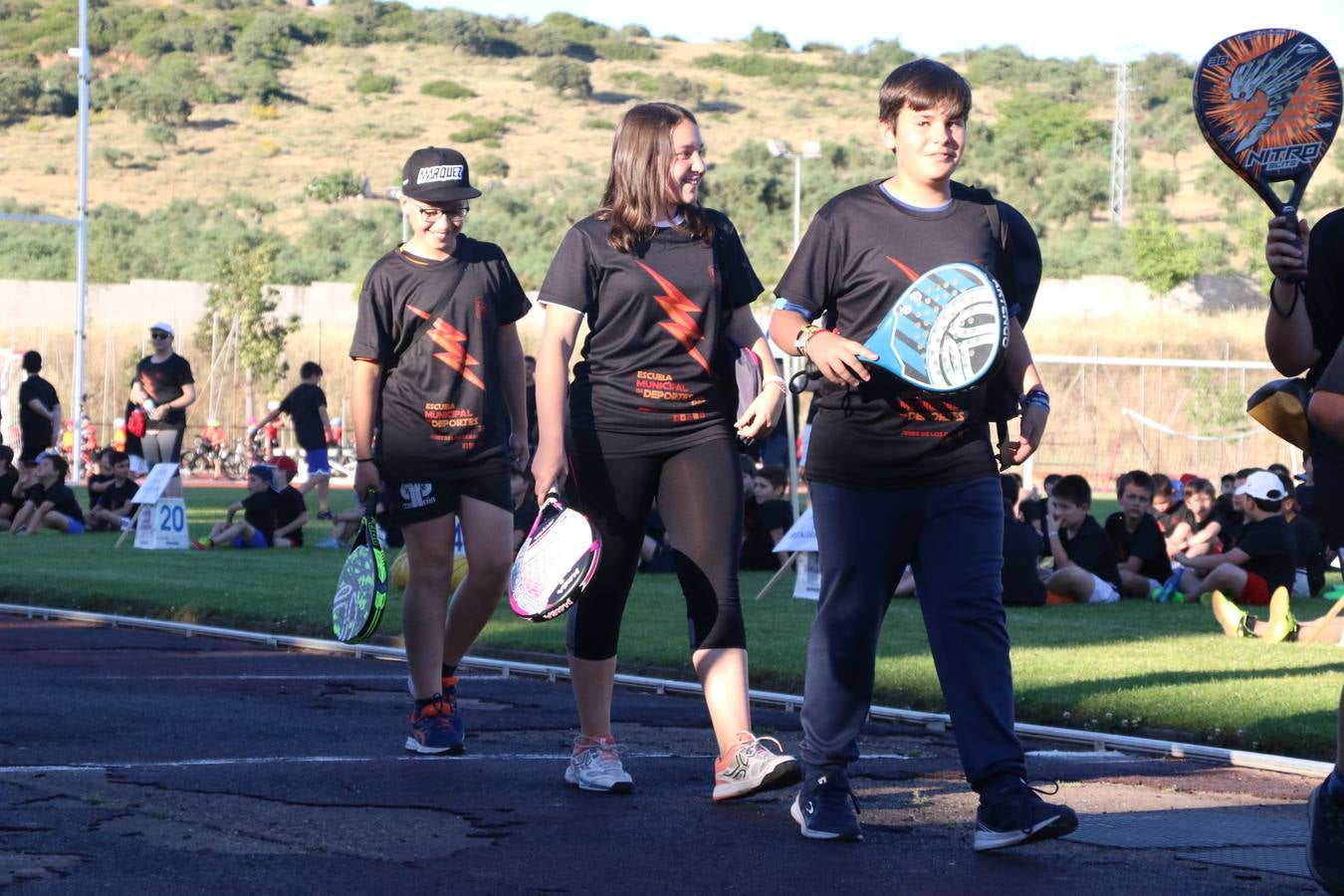 La Ciudad Deportiva 'Manuel Calzado' acogió, ayer, la clausura del curso de la Escuela Municipal de Deportes de Jerez de los Caballeros con un desfile y una exhibición por parte de los alumnos y alumnas. Casi 500 niños y niñas se han formado, este año, en las distintas modalidades deportivas: atletismo, minibasket, baloncesto, ciclismo, fútbol-sala, fútbol 8, judo, kárate, multiaventura, multideporte, pádel, patinaje artístico, tenis y zumba kids.