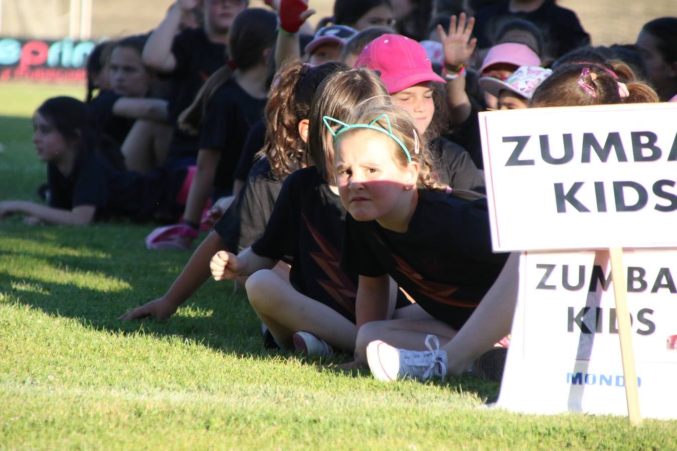La Ciudad Deportiva 'Manuel Calzado' acogió, ayer, la clausura del curso de la Escuela Municipal de Deportes de Jerez de los Caballeros con un desfile y una exhibición por parte de los alumnos y alumnas. Casi 500 niños y niñas se han formado, este año, en las distintas modalidades deportivas: atletismo, minibasket, baloncesto, ciclismo, fútbol-sala, fútbol 8, judo, kárate, multiaventura, multideporte, pádel, patinaje artístico, tenis y zumba kids.