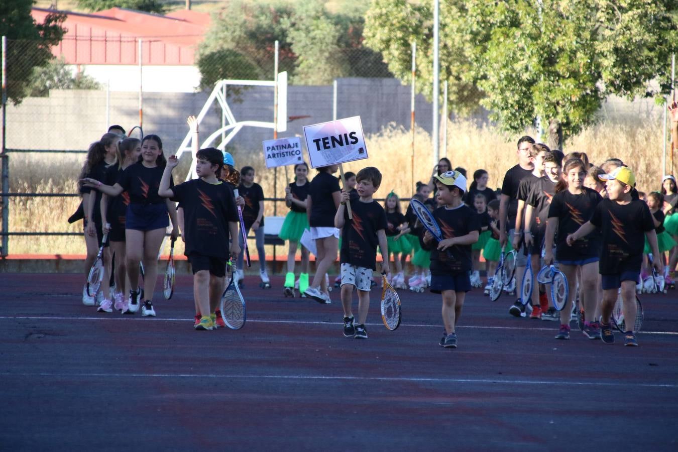 La Ciudad Deportiva 'Manuel Calzado' acogió, ayer, la clausura del curso de la Escuela Municipal de Deportes de Jerez de los Caballeros con un desfile y una exhibición por parte de los alumnos y alumnas. Casi 500 niños y niñas se han formado, este año, en las distintas modalidades deportivas: atletismo, minibasket, baloncesto, ciclismo, fútbol-sala, fútbol 8, judo, kárate, multiaventura, multideporte, pádel, patinaje artístico, tenis y zumba kids.
