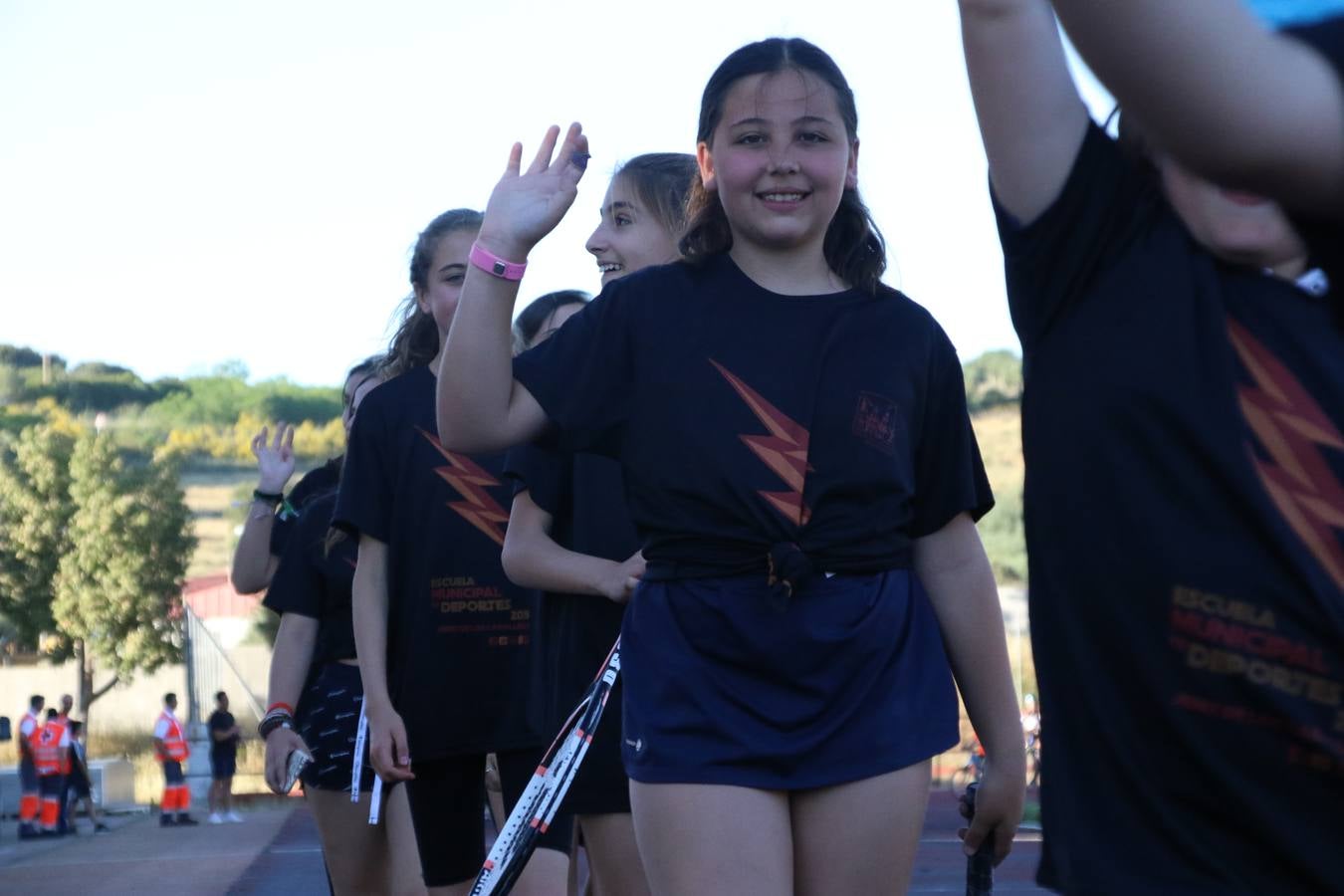 La Ciudad Deportiva 'Manuel Calzado' acogió, ayer, la clausura del curso de la Escuela Municipal de Deportes de Jerez de los Caballeros con un desfile y una exhibición por parte de los alumnos y alumnas. Casi 500 niños y niñas se han formado, este año, en las distintas modalidades deportivas: atletismo, minibasket, baloncesto, ciclismo, fútbol-sala, fútbol 8, judo, kárate, multiaventura, multideporte, pádel, patinaje artístico, tenis y zumba kids.