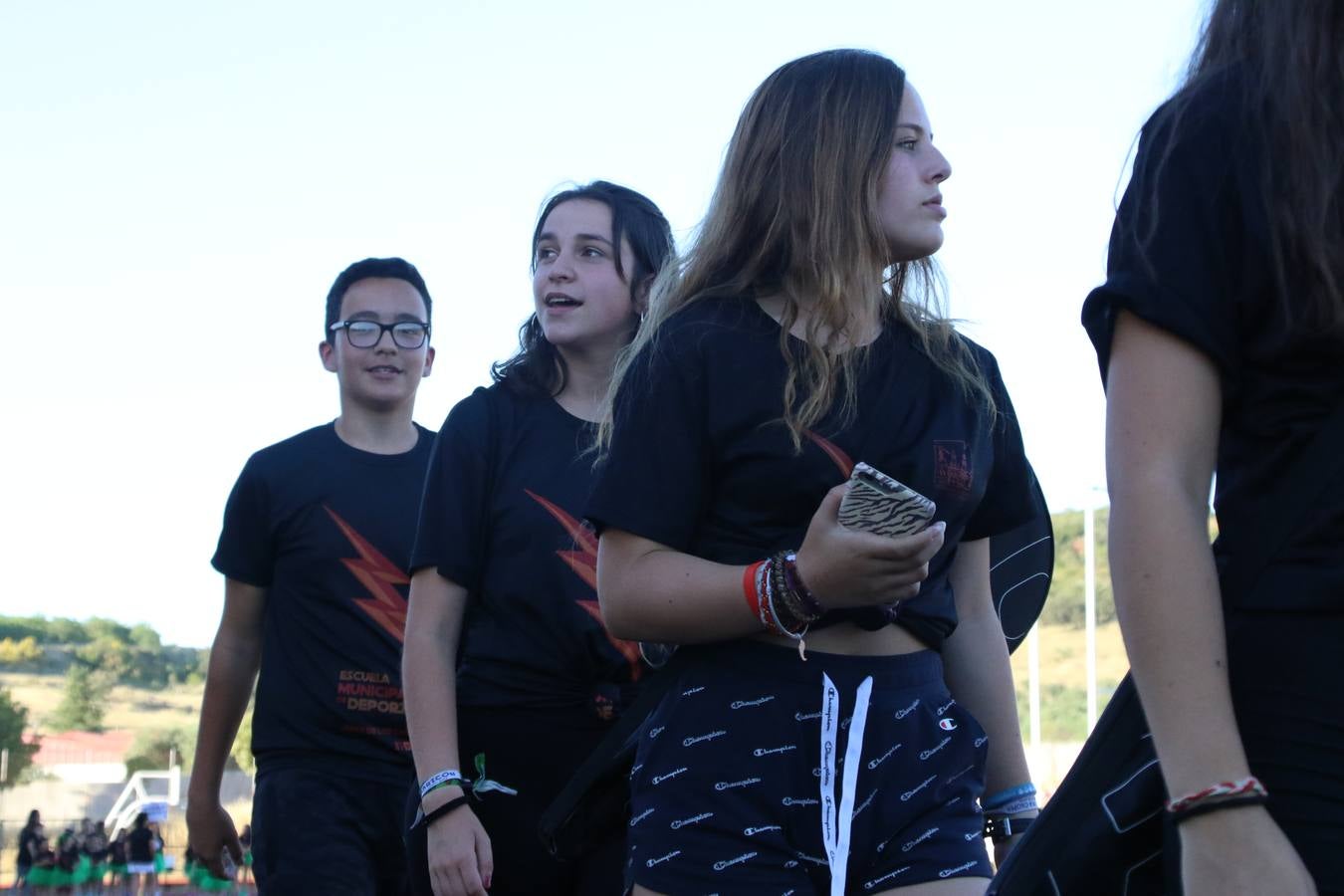 La Ciudad Deportiva 'Manuel Calzado' acogió, ayer, la clausura del curso de la Escuela Municipal de Deportes de Jerez de los Caballeros con un desfile y una exhibición por parte de los alumnos y alumnas. Casi 500 niños y niñas se han formado, este año, en las distintas modalidades deportivas: atletismo, minibasket, baloncesto, ciclismo, fútbol-sala, fútbol 8, judo, kárate, multiaventura, multideporte, pádel, patinaje artístico, tenis y zumba kids.