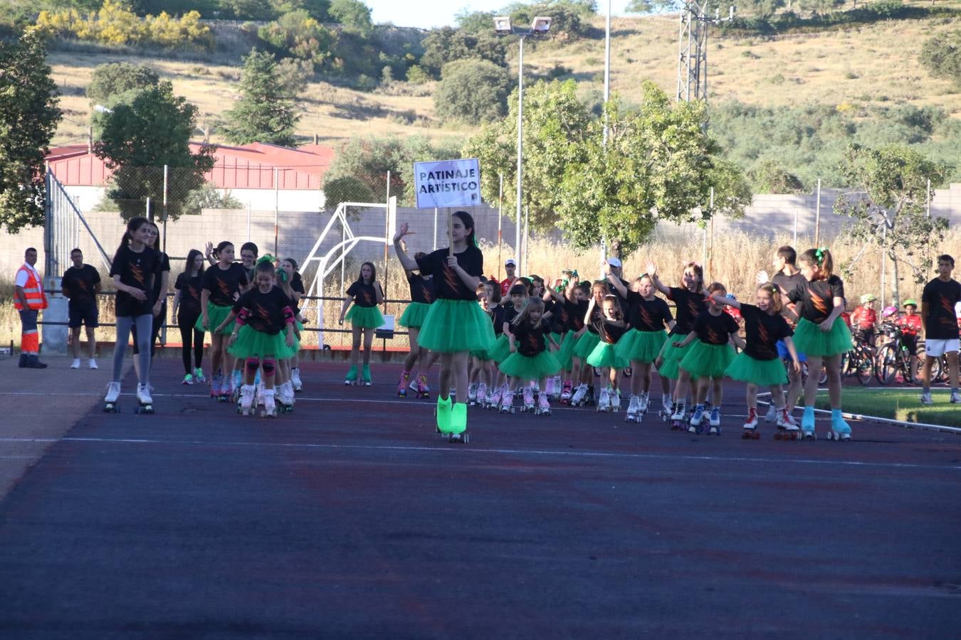 La Ciudad Deportiva 'Manuel Calzado' acogió, ayer, la clausura del curso de la Escuela Municipal de Deportes de Jerez de los Caballeros con un desfile y una exhibición por parte de los alumnos y alumnas. Casi 500 niños y niñas se han formado, este año, en las distintas modalidades deportivas: atletismo, minibasket, baloncesto, ciclismo, fútbol-sala, fútbol 8, judo, kárate, multiaventura, multideporte, pádel, patinaje artístico, tenis y zumba kids.