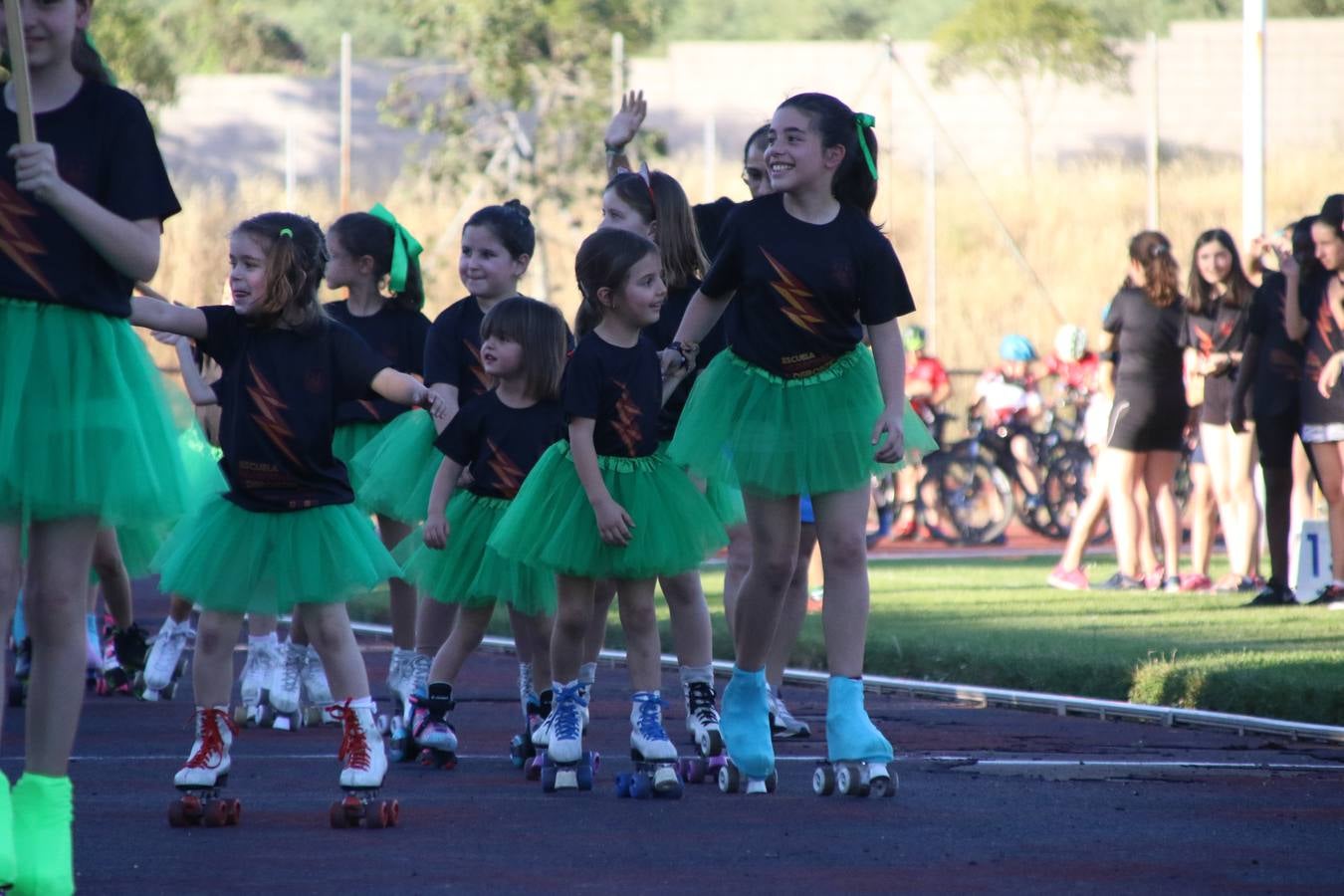 La Ciudad Deportiva 'Manuel Calzado' acogió, ayer, la clausura del curso de la Escuela Municipal de Deportes de Jerez de los Caballeros con un desfile y una exhibición por parte de los alumnos y alumnas. Casi 500 niños y niñas se han formado, este año, en las distintas modalidades deportivas: atletismo, minibasket, baloncesto, ciclismo, fútbol-sala, fútbol 8, judo, kárate, multiaventura, multideporte, pádel, patinaje artístico, tenis y zumba kids.