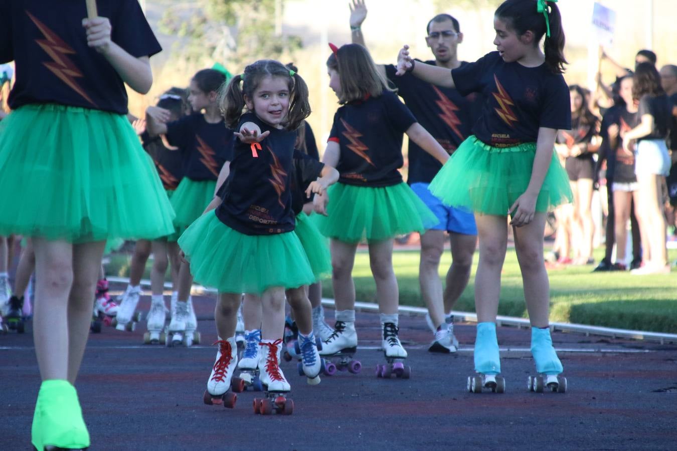 La Ciudad Deportiva 'Manuel Calzado' acogió, ayer, la clausura del curso de la Escuela Municipal de Deportes de Jerez de los Caballeros con un desfile y una exhibición por parte de los alumnos y alumnas. Casi 500 niños y niñas se han formado, este año, en las distintas modalidades deportivas: atletismo, minibasket, baloncesto, ciclismo, fútbol-sala, fútbol 8, judo, kárate, multiaventura, multideporte, pádel, patinaje artístico, tenis y zumba kids.