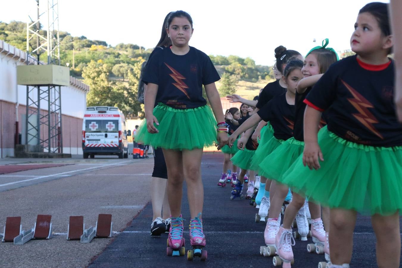 La Ciudad Deportiva 'Manuel Calzado' acogió, ayer, la clausura del curso de la Escuela Municipal de Deportes de Jerez de los Caballeros con un desfile y una exhibición por parte de los alumnos y alumnas. Casi 500 niños y niñas se han formado, este año, en las distintas modalidades deportivas: atletismo, minibasket, baloncesto, ciclismo, fútbol-sala, fútbol 8, judo, kárate, multiaventura, multideporte, pádel, patinaje artístico, tenis y zumba kids.