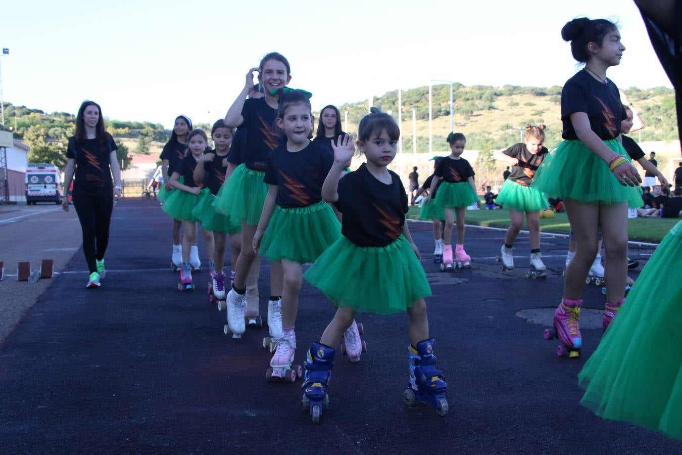La Ciudad Deportiva 'Manuel Calzado' acogió, ayer, la clausura del curso de la Escuela Municipal de Deportes de Jerez de los Caballeros con un desfile y una exhibición por parte de los alumnos y alumnas. Casi 500 niños y niñas se han formado, este año, en las distintas modalidades deportivas: atletismo, minibasket, baloncesto, ciclismo, fútbol-sala, fútbol 8, judo, kárate, multiaventura, multideporte, pádel, patinaje artístico, tenis y zumba kids.