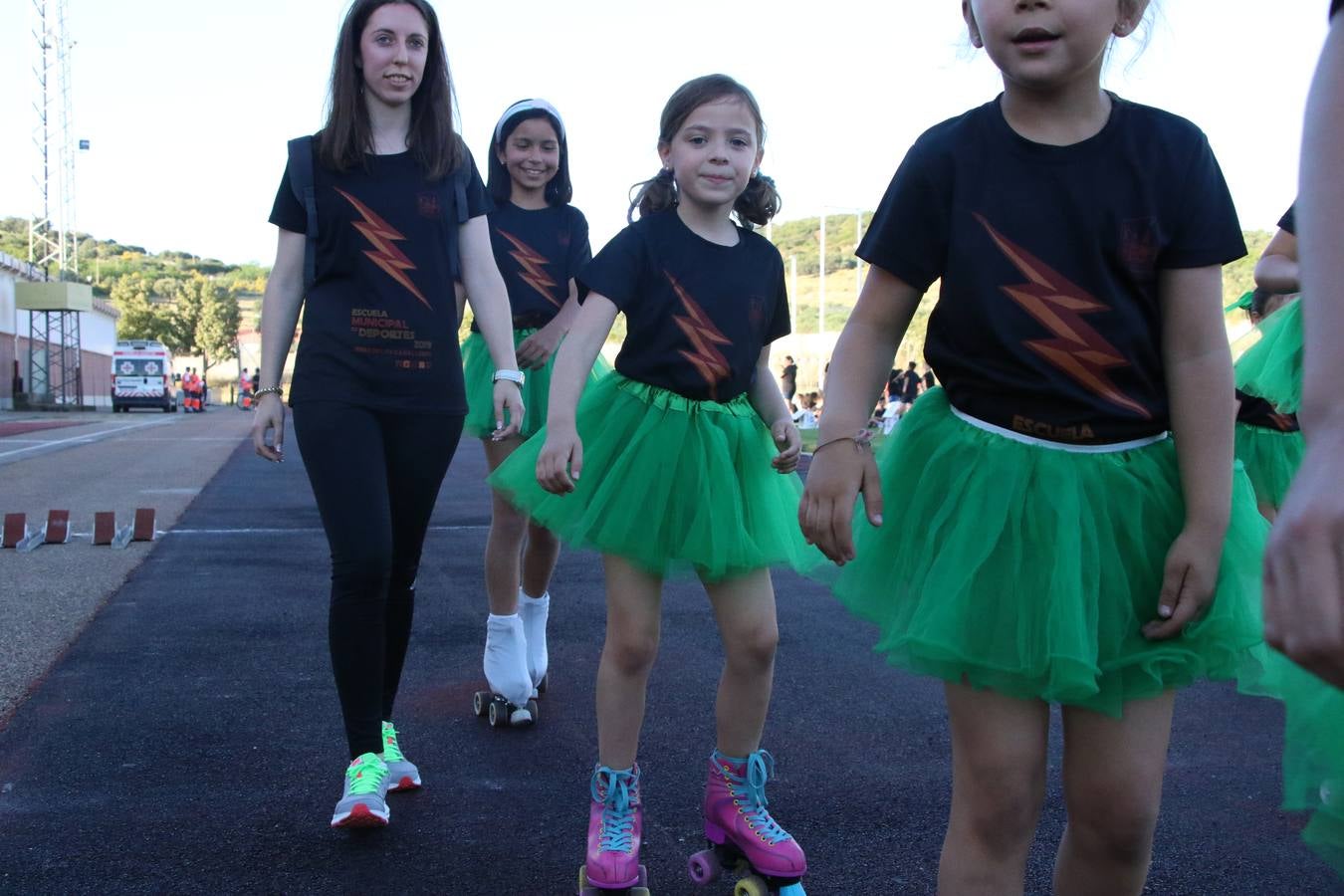La Ciudad Deportiva 'Manuel Calzado' acogió, ayer, la clausura del curso de la Escuela Municipal de Deportes de Jerez de los Caballeros con un desfile y una exhibición por parte de los alumnos y alumnas. Casi 500 niños y niñas se han formado, este año, en las distintas modalidades deportivas: atletismo, minibasket, baloncesto, ciclismo, fútbol-sala, fútbol 8, judo, kárate, multiaventura, multideporte, pádel, patinaje artístico, tenis y zumba kids.