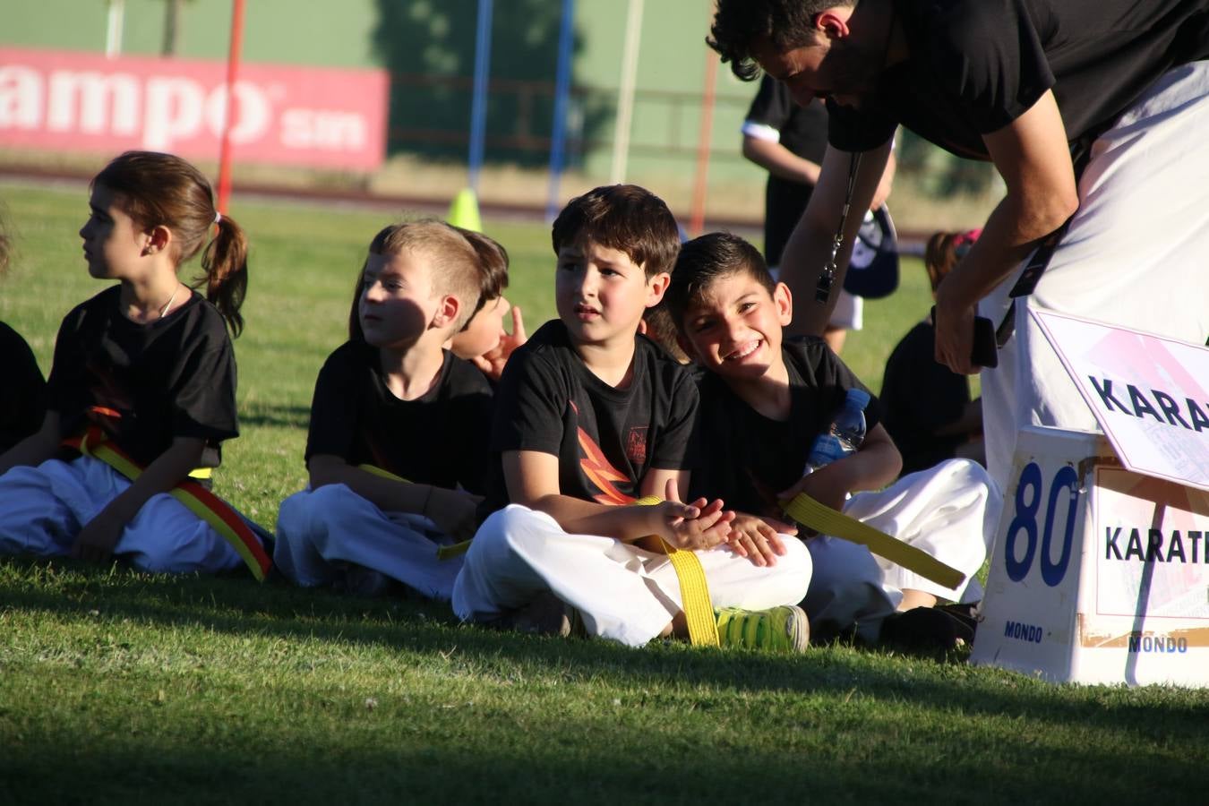 La Ciudad Deportiva 'Manuel Calzado' acogió, ayer, la clausura del curso de la Escuela Municipal de Deportes de Jerez de los Caballeros con un desfile y una exhibición por parte de los alumnos y alumnas. Casi 500 niños y niñas se han formado, este año, en las distintas modalidades deportivas: atletismo, minibasket, baloncesto, ciclismo, fútbol-sala, fútbol 8, judo, kárate, multiaventura, multideporte, pádel, patinaje artístico, tenis y zumba kids.