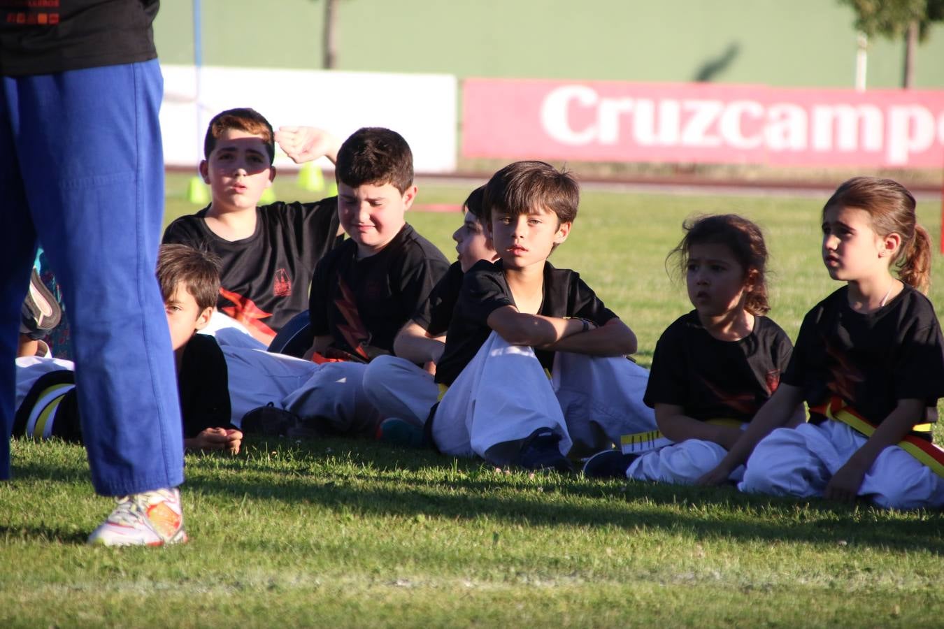 La Ciudad Deportiva 'Manuel Calzado' acogió, ayer, la clausura del curso de la Escuela Municipal de Deportes de Jerez de los Caballeros con un desfile y una exhibición por parte de los alumnos y alumnas. Casi 500 niños y niñas se han formado, este año, en las distintas modalidades deportivas: atletismo, minibasket, baloncesto, ciclismo, fútbol-sala, fútbol 8, judo, kárate, multiaventura, multideporte, pádel, patinaje artístico, tenis y zumba kids.