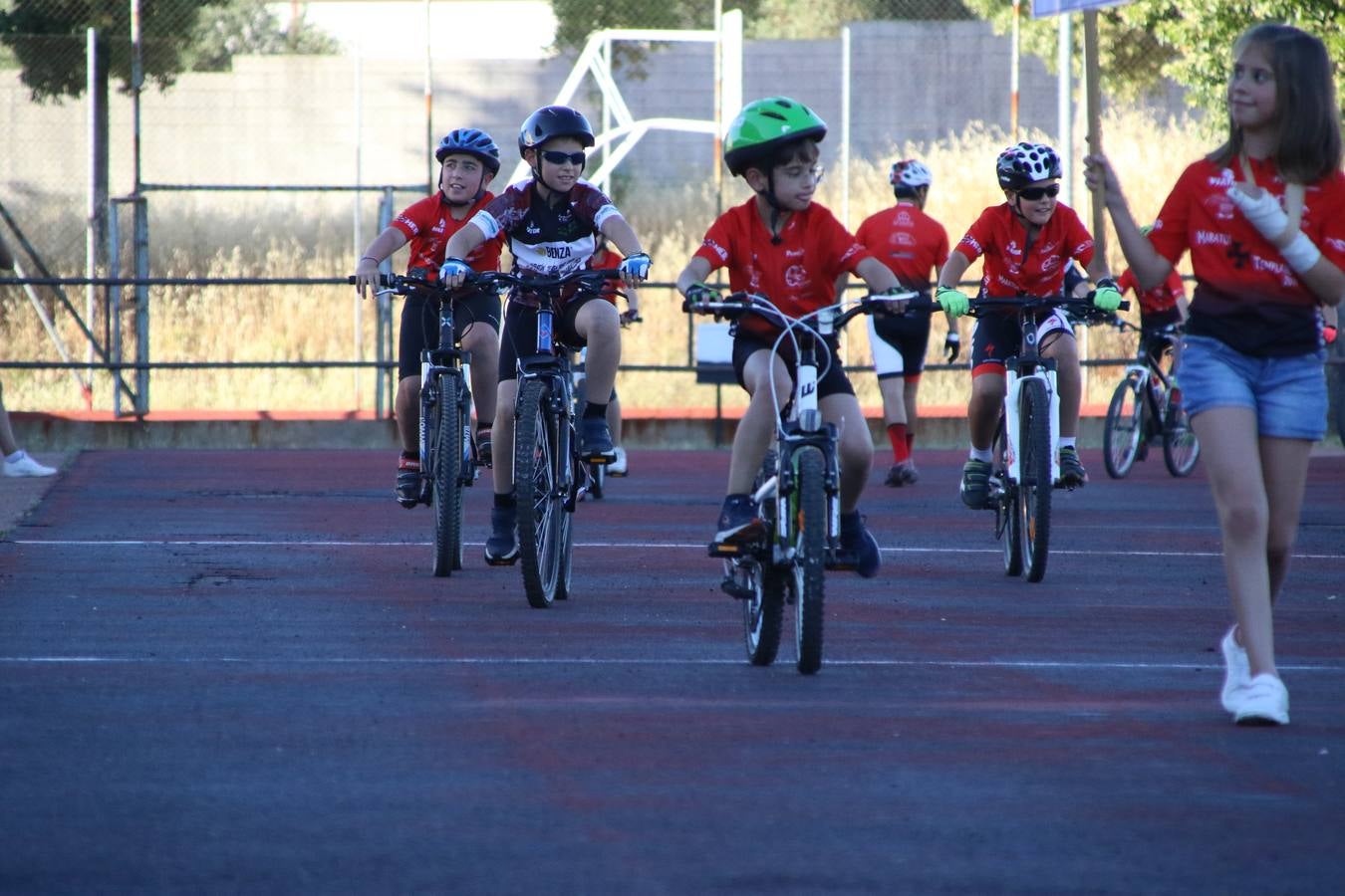 La Ciudad Deportiva 'Manuel Calzado' acogió, ayer, la clausura del curso de la Escuela Municipal de Deportes de Jerez de los Caballeros con un desfile y una exhibición por parte de los alumnos y alumnas. Casi 500 niños y niñas se han formado, este año, en las distintas modalidades deportivas: atletismo, minibasket, baloncesto, ciclismo, fútbol-sala, fútbol 8, judo, kárate, multiaventura, multideporte, pádel, patinaje artístico, tenis y zumba kids.
