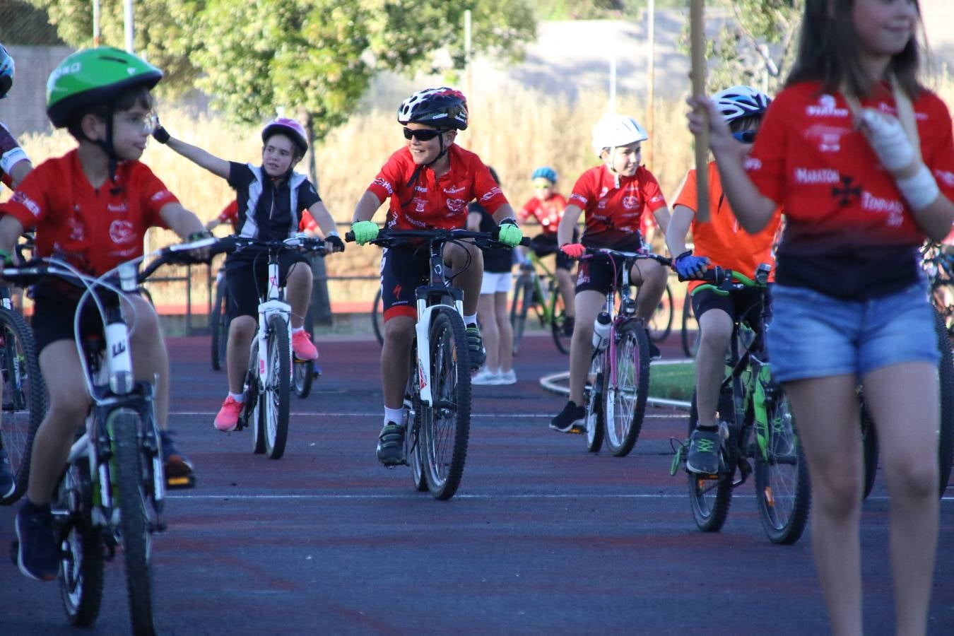 La Ciudad Deportiva 'Manuel Calzado' acogió, ayer, la clausura del curso de la Escuela Municipal de Deportes de Jerez de los Caballeros con un desfile y una exhibición por parte de los alumnos y alumnas. Casi 500 niños y niñas se han formado, este año, en las distintas modalidades deportivas: atletismo, minibasket, baloncesto, ciclismo, fútbol-sala, fútbol 8, judo, kárate, multiaventura, multideporte, pádel, patinaje artístico, tenis y zumba kids.