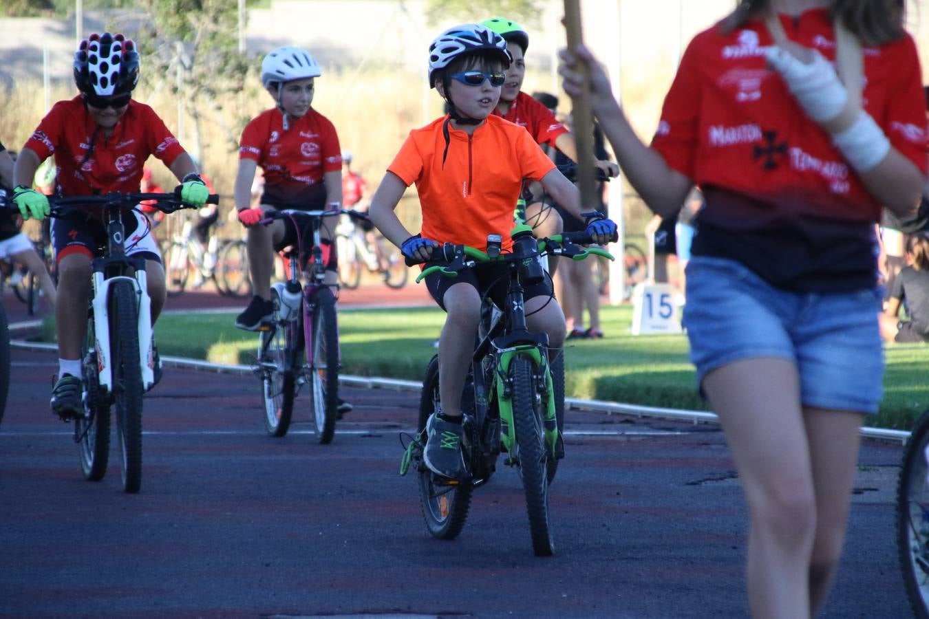 La Ciudad Deportiva 'Manuel Calzado' acogió, ayer, la clausura del curso de la Escuela Municipal de Deportes de Jerez de los Caballeros con un desfile y una exhibición por parte de los alumnos y alumnas. Casi 500 niños y niñas se han formado, este año, en las distintas modalidades deportivas: atletismo, minibasket, baloncesto, ciclismo, fútbol-sala, fútbol 8, judo, kárate, multiaventura, multideporte, pádel, patinaje artístico, tenis y zumba kids.