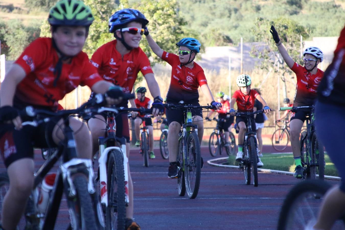La Ciudad Deportiva 'Manuel Calzado' acogió, ayer, la clausura del curso de la Escuela Municipal de Deportes de Jerez de los Caballeros con un desfile y una exhibición por parte de los alumnos y alumnas. Casi 500 niños y niñas se han formado, este año, en las distintas modalidades deportivas: atletismo, minibasket, baloncesto, ciclismo, fútbol-sala, fútbol 8, judo, kárate, multiaventura, multideporte, pádel, patinaje artístico, tenis y zumba kids.