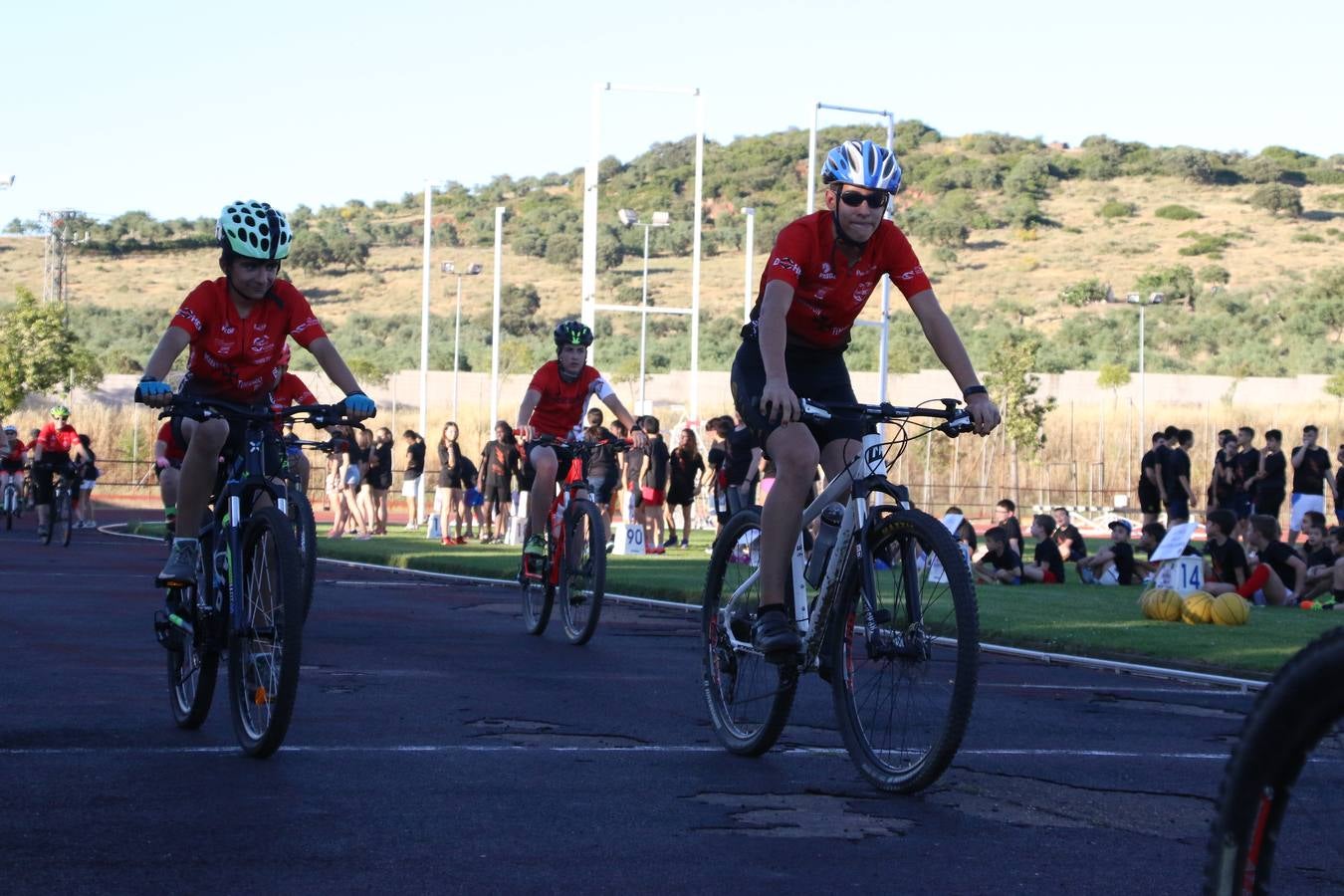La Ciudad Deportiva 'Manuel Calzado' acogió, ayer, la clausura del curso de la Escuela Municipal de Deportes de Jerez de los Caballeros con un desfile y una exhibición por parte de los alumnos y alumnas. Casi 500 niños y niñas se han formado, este año, en las distintas modalidades deportivas: atletismo, minibasket, baloncesto, ciclismo, fútbol-sala, fútbol 8, judo, kárate, multiaventura, multideporte, pádel, patinaje artístico, tenis y zumba kids.