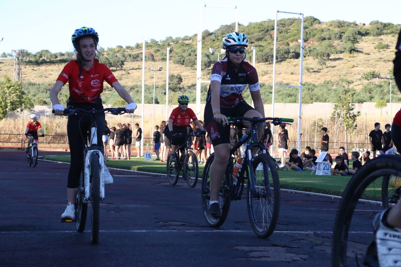 La Ciudad Deportiva 'Manuel Calzado' acogió, ayer, la clausura del curso de la Escuela Municipal de Deportes de Jerez de los Caballeros con un desfile y una exhibición por parte de los alumnos y alumnas. Casi 500 niños y niñas se han formado, este año, en las distintas modalidades deportivas: atletismo, minibasket, baloncesto, ciclismo, fútbol-sala, fútbol 8, judo, kárate, multiaventura, multideporte, pádel, patinaje artístico, tenis y zumba kids.
