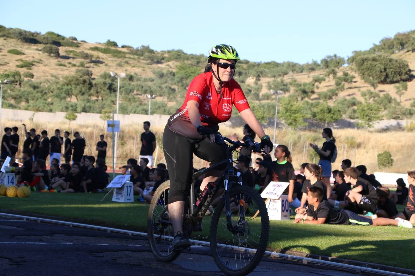 La Ciudad Deportiva 'Manuel Calzado' acogió, ayer, la clausura del curso de la Escuela Municipal de Deportes de Jerez de los Caballeros con un desfile y una exhibición por parte de los alumnos y alumnas. Casi 500 niños y niñas se han formado, este año, en las distintas modalidades deportivas: atletismo, minibasket, baloncesto, ciclismo, fútbol-sala, fútbol 8, judo, kárate, multiaventura, multideporte, pádel, patinaje artístico, tenis y zumba kids.
