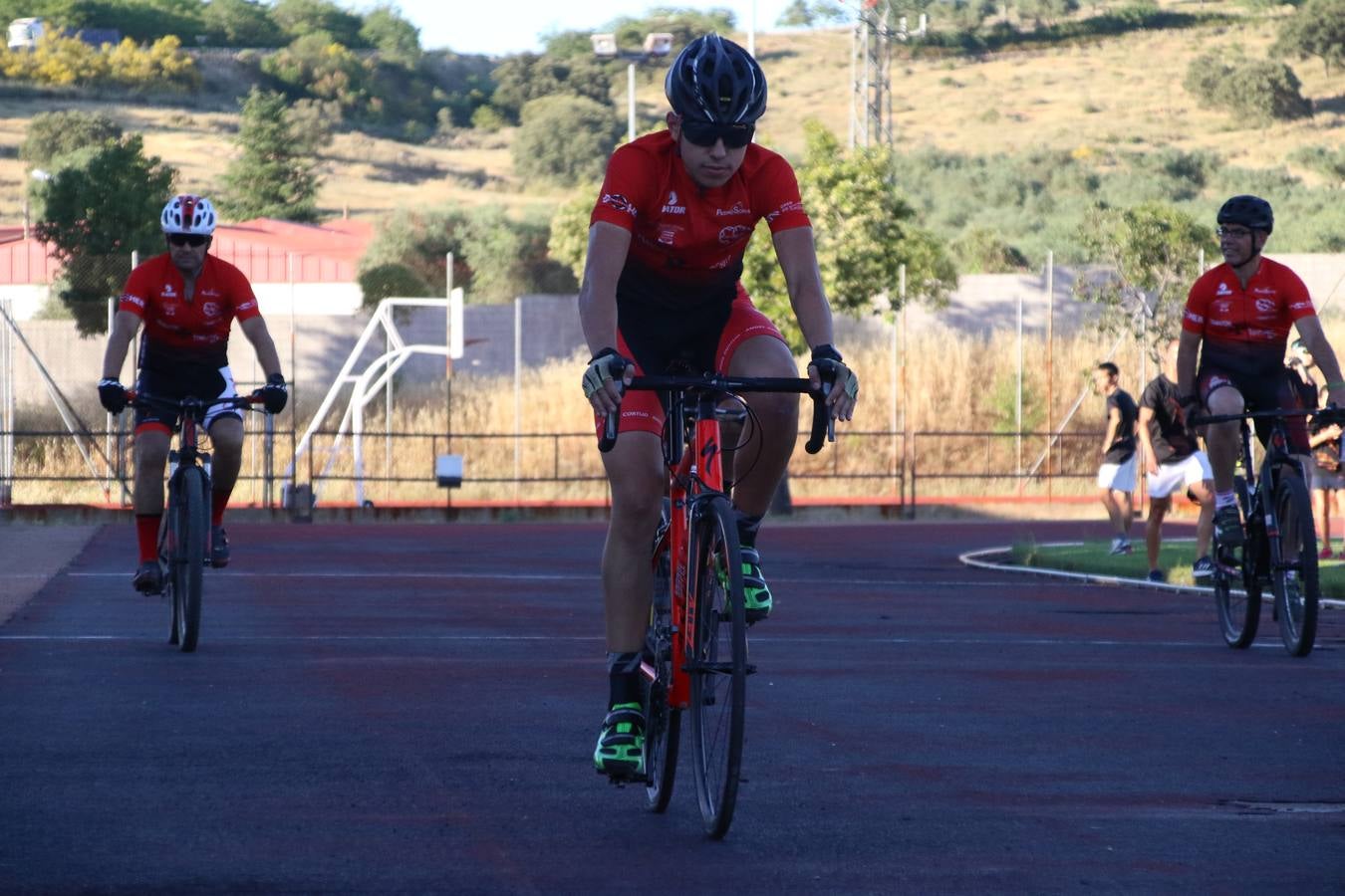 La Ciudad Deportiva 'Manuel Calzado' acogió, ayer, la clausura del curso de la Escuela Municipal de Deportes de Jerez de los Caballeros con un desfile y una exhibición por parte de los alumnos y alumnas. Casi 500 niños y niñas se han formado, este año, en las distintas modalidades deportivas: atletismo, minibasket, baloncesto, ciclismo, fútbol-sala, fútbol 8, judo, kárate, multiaventura, multideporte, pádel, patinaje artístico, tenis y zumba kids.