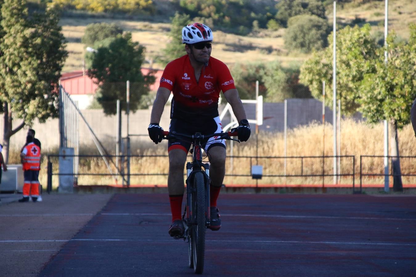 La Ciudad Deportiva 'Manuel Calzado' acogió, ayer, la clausura del curso de la Escuela Municipal de Deportes de Jerez de los Caballeros con un desfile y una exhibición por parte de los alumnos y alumnas. Casi 500 niños y niñas se han formado, este año, en las distintas modalidades deportivas: atletismo, minibasket, baloncesto, ciclismo, fútbol-sala, fútbol 8, judo, kárate, multiaventura, multideporte, pádel, patinaje artístico, tenis y zumba kids.