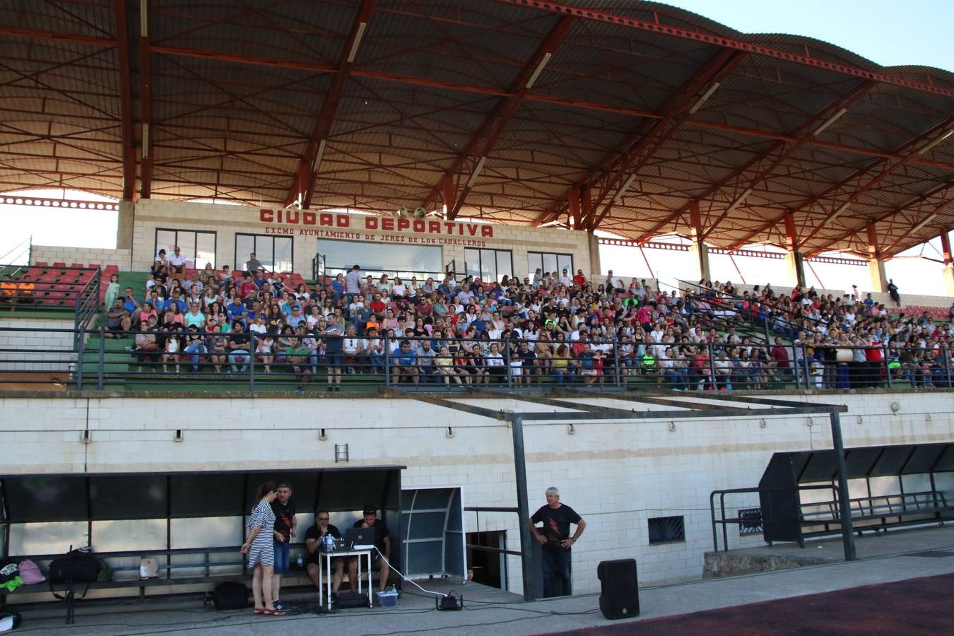La Ciudad Deportiva 'Manuel Calzado' acogió, ayer, la clausura del curso de la Escuela Municipal de Deportes de Jerez de los Caballeros con un desfile y una exhibición por parte de los alumnos y alumnas. Casi 500 niños y niñas se han formado, este año, en las distintas modalidades deportivas: atletismo, minibasket, baloncesto, ciclismo, fútbol-sala, fútbol 8, judo, kárate, multiaventura, multideporte, pádel, patinaje artístico, tenis y zumba kids.