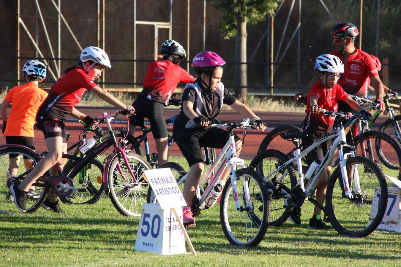 La Ciudad Deportiva 'Manuel Calzado' acogió, ayer, la clausura del curso de la Escuela Municipal de Deportes de Jerez de los Caballeros con un desfile y una exhibición por parte de los alumnos y alumnas. Casi 500 niños y niñas se han formado, este año, en las distintas modalidades deportivas: atletismo, minibasket, baloncesto, ciclismo, fútbol-sala, fútbol 8, judo, kárate, multiaventura, multideporte, pádel, patinaje artístico, tenis y zumba kids.