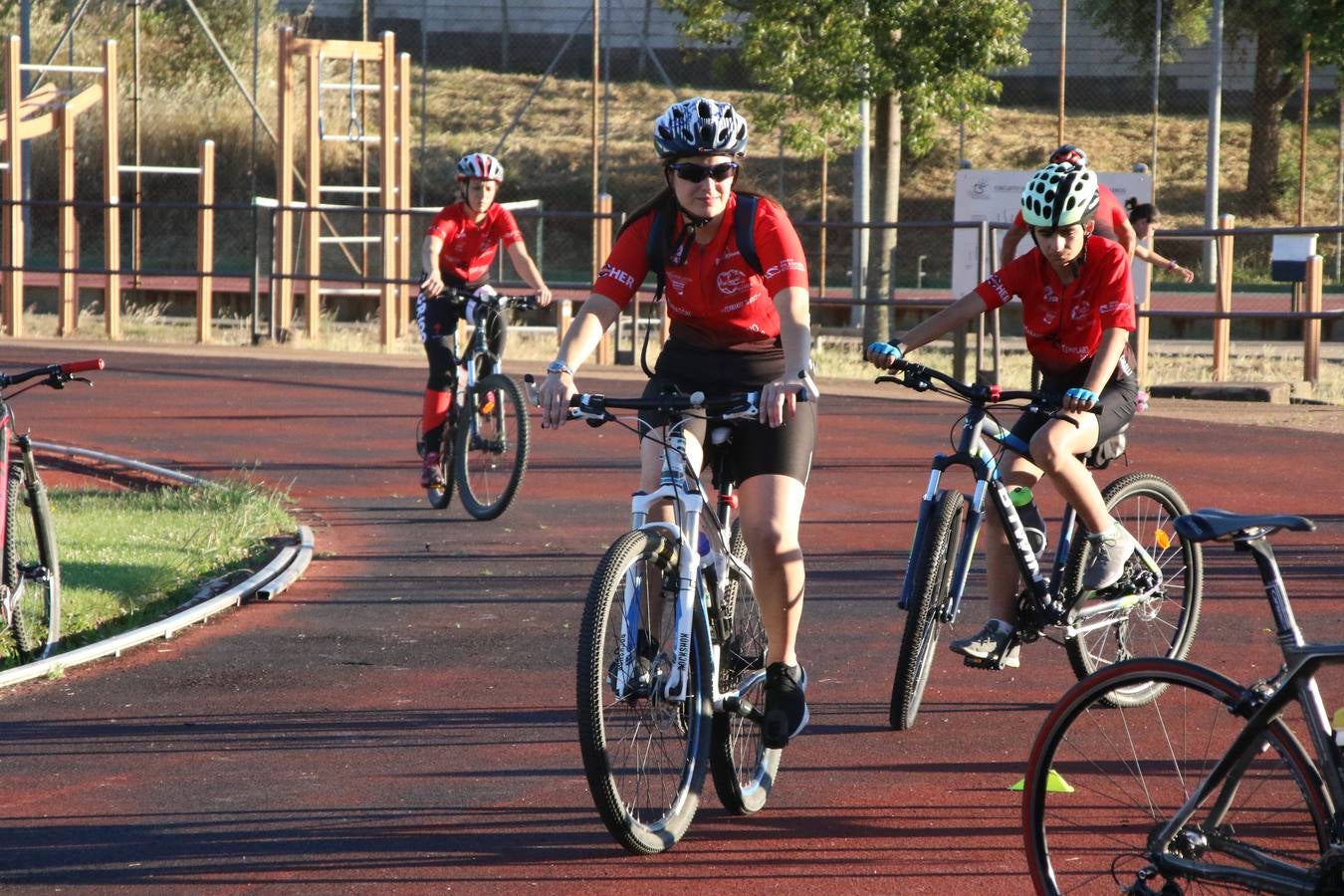 La Ciudad Deportiva 'Manuel Calzado' acogió, ayer, la clausura del curso de la Escuela Municipal de Deportes de Jerez de los Caballeros con un desfile y una exhibición por parte de los alumnos y alumnas. Casi 500 niños y niñas se han formado, este año, en las distintas modalidades deportivas: atletismo, minibasket, baloncesto, ciclismo, fútbol-sala, fútbol 8, judo, kárate, multiaventura, multideporte, pádel, patinaje artístico, tenis y zumba kids.