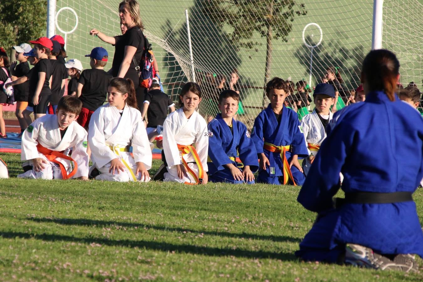 La Ciudad Deportiva 'Manuel Calzado' acogió, ayer, la clausura del curso de la Escuela Municipal de Deportes de Jerez de los Caballeros con un desfile y una exhibición por parte de los alumnos y alumnas. Casi 500 niños y niñas se han formado, este año, en las distintas modalidades deportivas: atletismo, minibasket, baloncesto, ciclismo, fútbol-sala, fútbol 8, judo, kárate, multiaventura, multideporte, pádel, patinaje artístico, tenis y zumba kids.