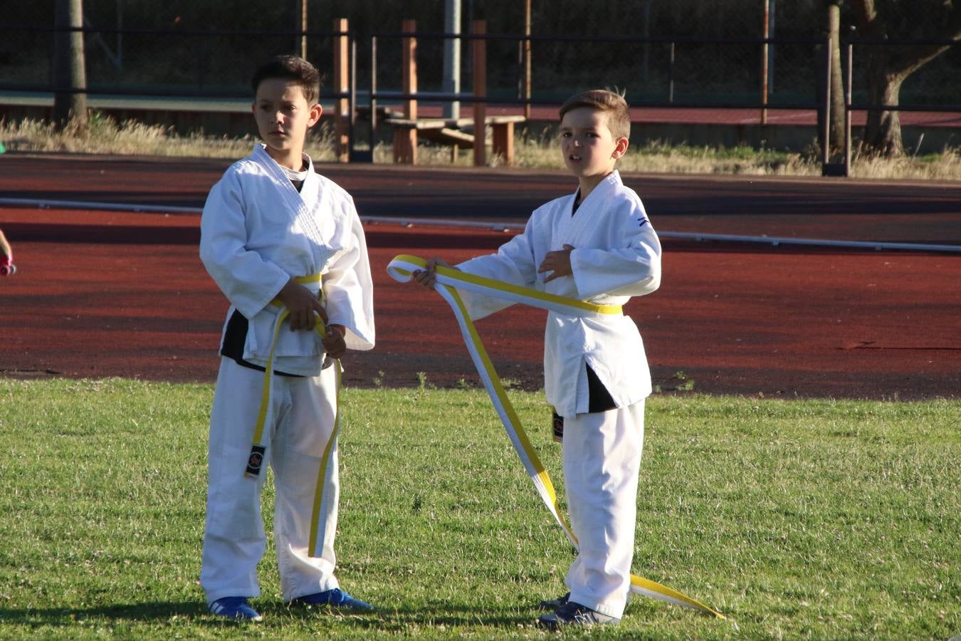 La Ciudad Deportiva 'Manuel Calzado' acogió, ayer, la clausura del curso de la Escuela Municipal de Deportes de Jerez de los Caballeros con un desfile y una exhibición por parte de los alumnos y alumnas. Casi 500 niños y niñas se han formado, este año, en las distintas modalidades deportivas: atletismo, minibasket, baloncesto, ciclismo, fútbol-sala, fútbol 8, judo, kárate, multiaventura, multideporte, pádel, patinaje artístico, tenis y zumba kids.