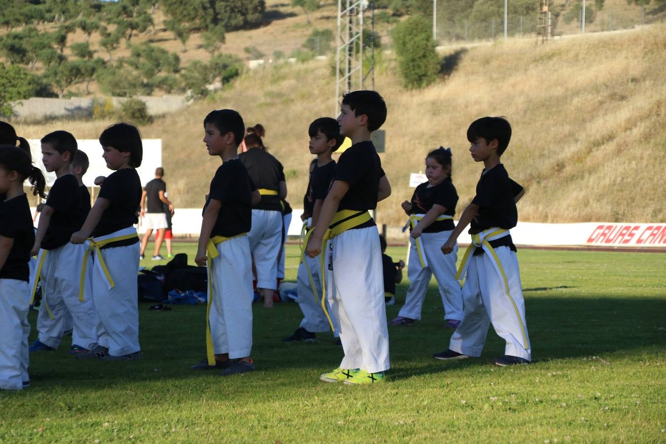La Ciudad Deportiva 'Manuel Calzado' acogió, ayer, la clausura del curso de la Escuela Municipal de Deportes de Jerez de los Caballeros con un desfile y una exhibición por parte de los alumnos y alumnas. Casi 500 niños y niñas se han formado, este año, en las distintas modalidades deportivas: atletismo, minibasket, baloncesto, ciclismo, fútbol-sala, fútbol 8, judo, kárate, multiaventura, multideporte, pádel, patinaje artístico, tenis y zumba kids.