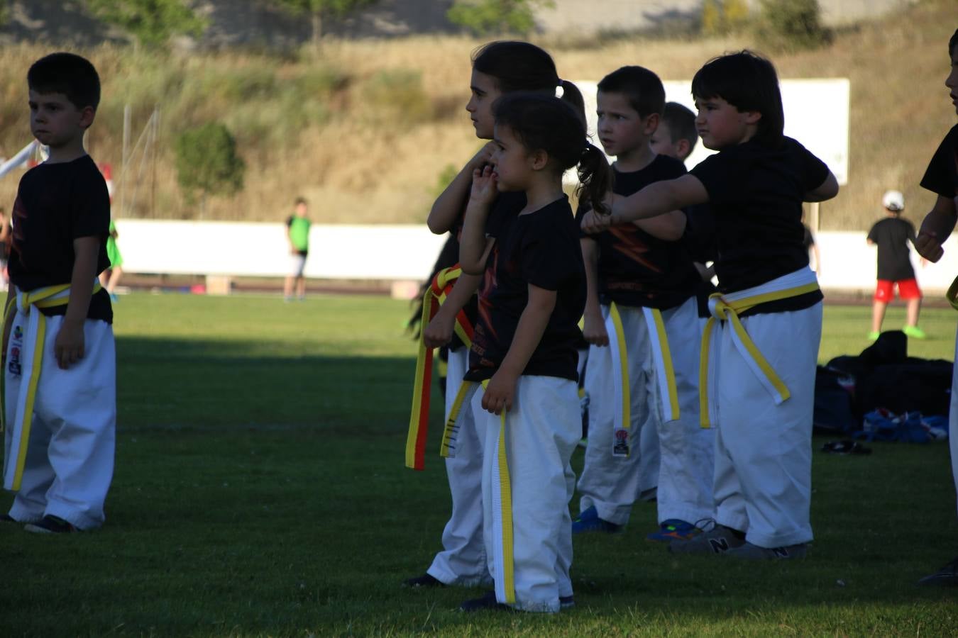 La Ciudad Deportiva 'Manuel Calzado' acogió, ayer, la clausura del curso de la Escuela Municipal de Deportes de Jerez de los Caballeros con un desfile y una exhibición por parte de los alumnos y alumnas. Casi 500 niños y niñas se han formado, este año, en las distintas modalidades deportivas: atletismo, minibasket, baloncesto, ciclismo, fútbol-sala, fútbol 8, judo, kárate, multiaventura, multideporte, pádel, patinaje artístico, tenis y zumba kids.