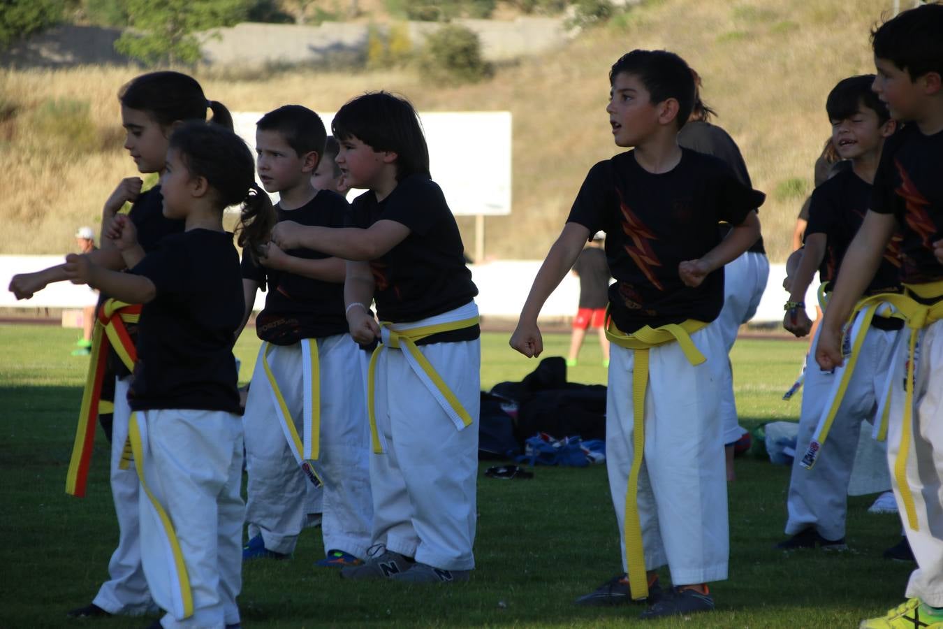 La Ciudad Deportiva 'Manuel Calzado' acogió, ayer, la clausura del curso de la Escuela Municipal de Deportes de Jerez de los Caballeros con un desfile y una exhibición por parte de los alumnos y alumnas. Casi 500 niños y niñas se han formado, este año, en las distintas modalidades deportivas: atletismo, minibasket, baloncesto, ciclismo, fútbol-sala, fútbol 8, judo, kárate, multiaventura, multideporte, pádel, patinaje artístico, tenis y zumba kids.
