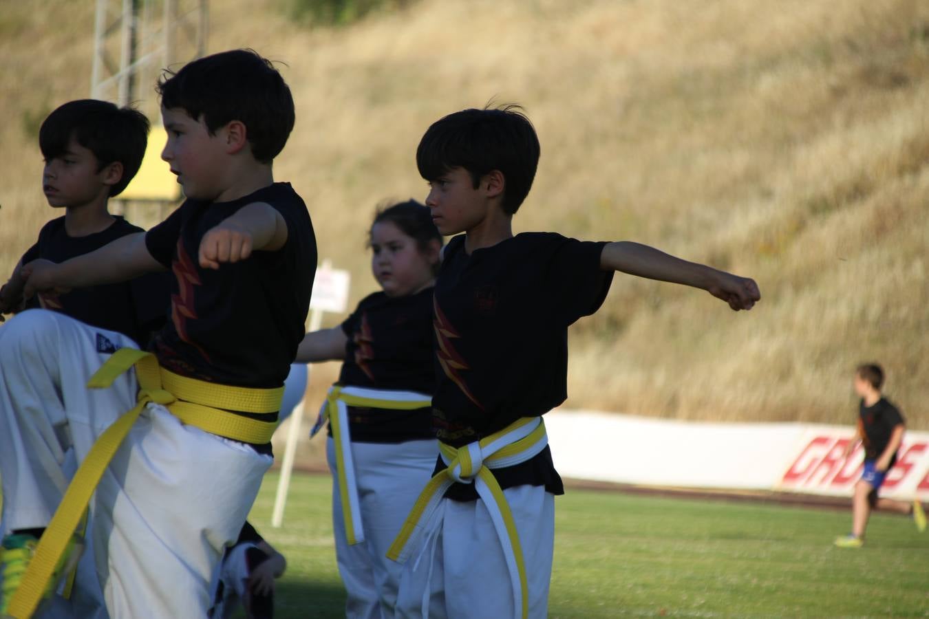 La Ciudad Deportiva 'Manuel Calzado' acogió, ayer, la clausura del curso de la Escuela Municipal de Deportes de Jerez de los Caballeros con un desfile y una exhibición por parte de los alumnos y alumnas. Casi 500 niños y niñas se han formado, este año, en las distintas modalidades deportivas: atletismo, minibasket, baloncesto, ciclismo, fútbol-sala, fútbol 8, judo, kárate, multiaventura, multideporte, pádel, patinaje artístico, tenis y zumba kids.