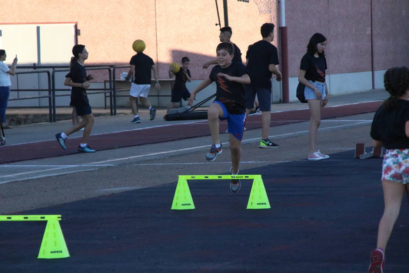 La Ciudad Deportiva 'Manuel Calzado' acogió, ayer, la clausura del curso de la Escuela Municipal de Deportes de Jerez de los Caballeros con un desfile y una exhibición por parte de los alumnos y alumnas. Casi 500 niños y niñas se han formado, este año, en las distintas modalidades deportivas: atletismo, minibasket, baloncesto, ciclismo, fútbol-sala, fútbol 8, judo, kárate, multiaventura, multideporte, pádel, patinaje artístico, tenis y zumba kids.