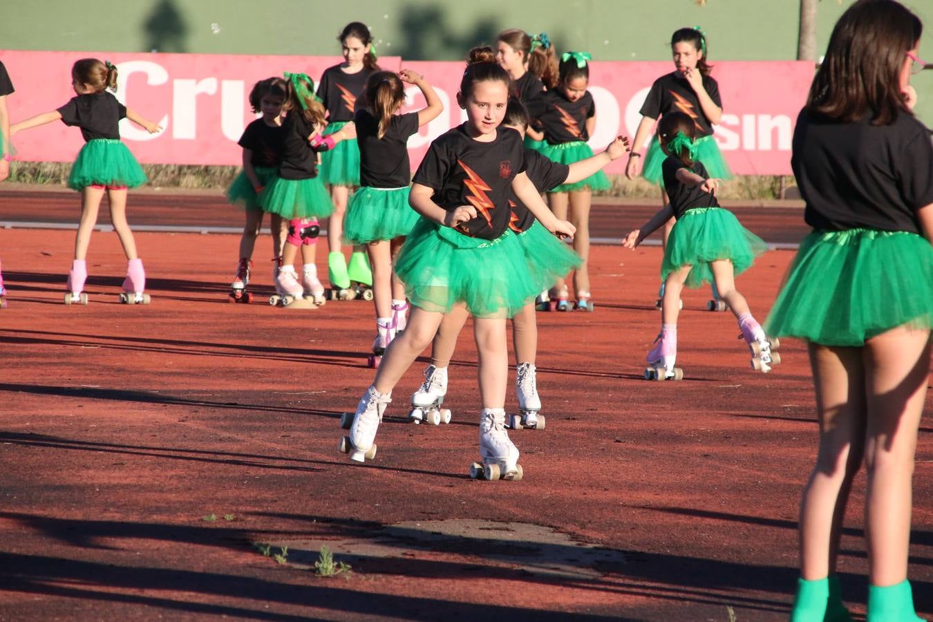 La Ciudad Deportiva 'Manuel Calzado' acogió, ayer, la clausura del curso de la Escuela Municipal de Deportes de Jerez de los Caballeros con un desfile y una exhibición por parte de los alumnos y alumnas. Casi 500 niños y niñas se han formado, este año, en las distintas modalidades deportivas: atletismo, minibasket, baloncesto, ciclismo, fútbol-sala, fútbol 8, judo, kárate, multiaventura, multideporte, pádel, patinaje artístico, tenis y zumba kids.