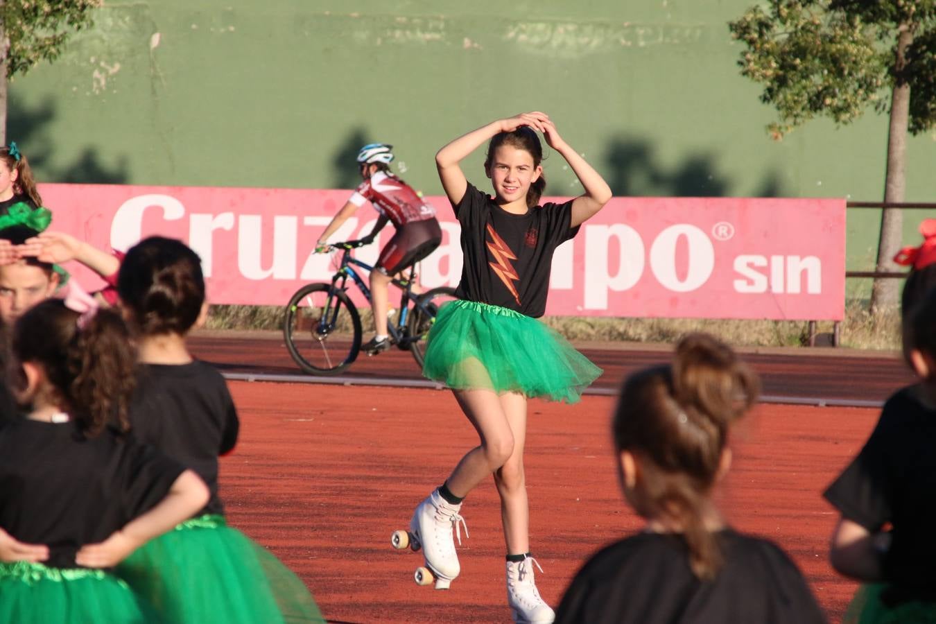 La Ciudad Deportiva 'Manuel Calzado' acogió, ayer, la clausura del curso de la Escuela Municipal de Deportes de Jerez de los Caballeros con un desfile y una exhibición por parte de los alumnos y alumnas. Casi 500 niños y niñas se han formado, este año, en las distintas modalidades deportivas: atletismo, minibasket, baloncesto, ciclismo, fútbol-sala, fútbol 8, judo, kárate, multiaventura, multideporte, pádel, patinaje artístico, tenis y zumba kids.