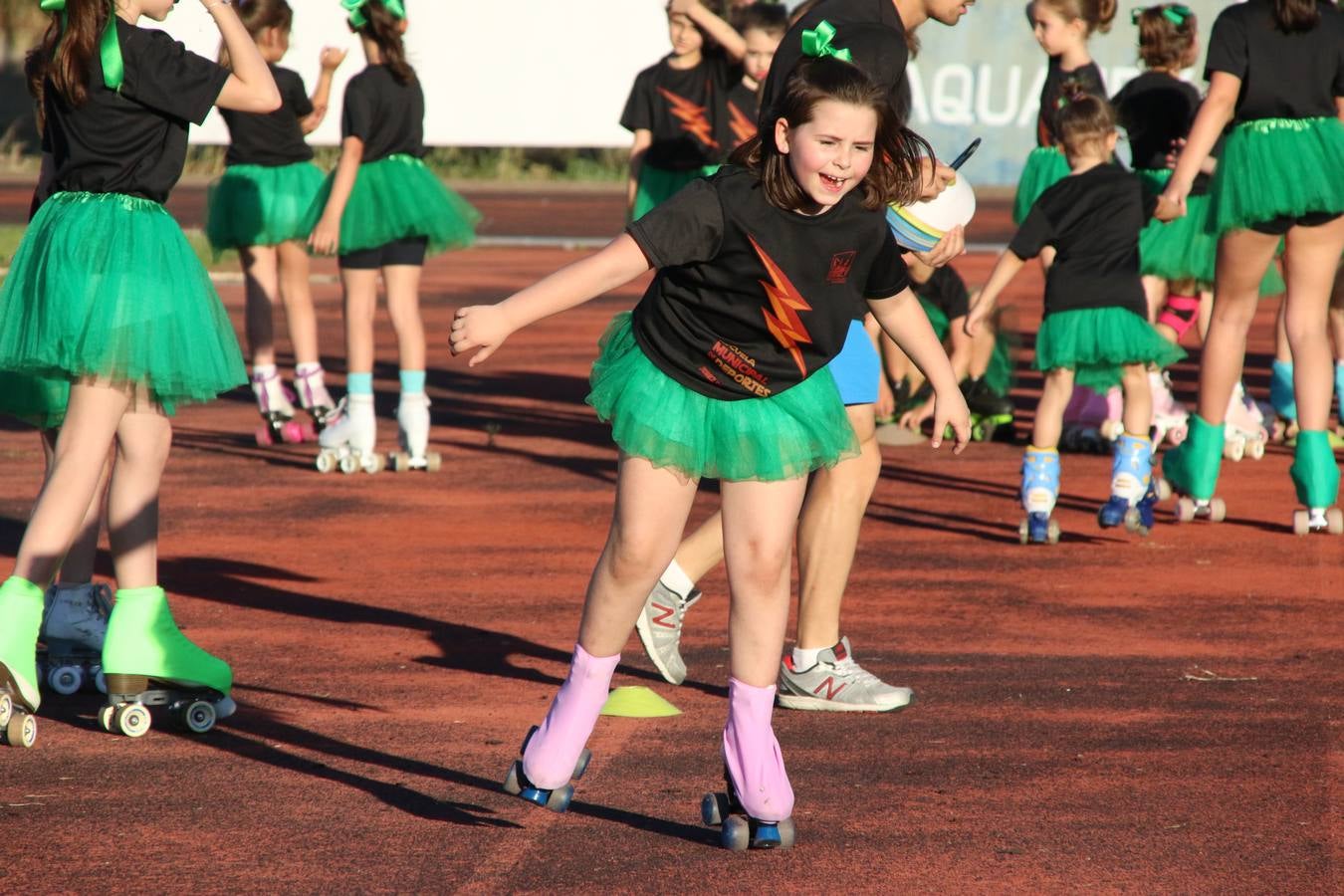La Ciudad Deportiva 'Manuel Calzado' acogió, ayer, la clausura del curso de la Escuela Municipal de Deportes de Jerez de los Caballeros con un desfile y una exhibición por parte de los alumnos y alumnas. Casi 500 niños y niñas se han formado, este año, en las distintas modalidades deportivas: atletismo, minibasket, baloncesto, ciclismo, fútbol-sala, fútbol 8, judo, kárate, multiaventura, multideporte, pádel, patinaje artístico, tenis y zumba kids.