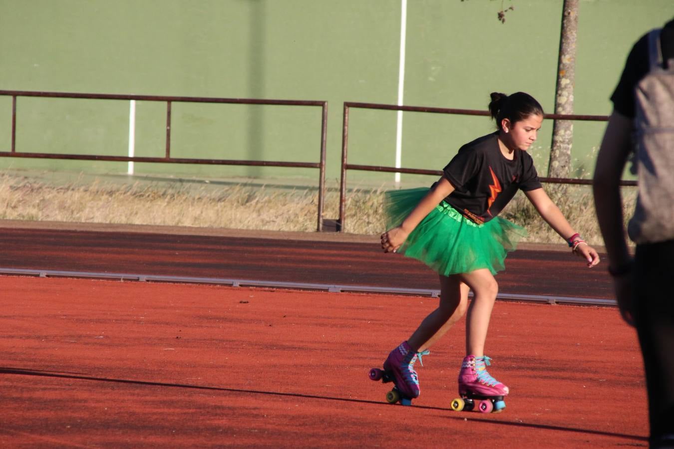La Ciudad Deportiva 'Manuel Calzado' acogió, ayer, la clausura del curso de la Escuela Municipal de Deportes de Jerez de los Caballeros con un desfile y una exhibición por parte de los alumnos y alumnas. Casi 500 niños y niñas se han formado, este año, en las distintas modalidades deportivas: atletismo, minibasket, baloncesto, ciclismo, fútbol-sala, fútbol 8, judo, kárate, multiaventura, multideporte, pádel, patinaje artístico, tenis y zumba kids.