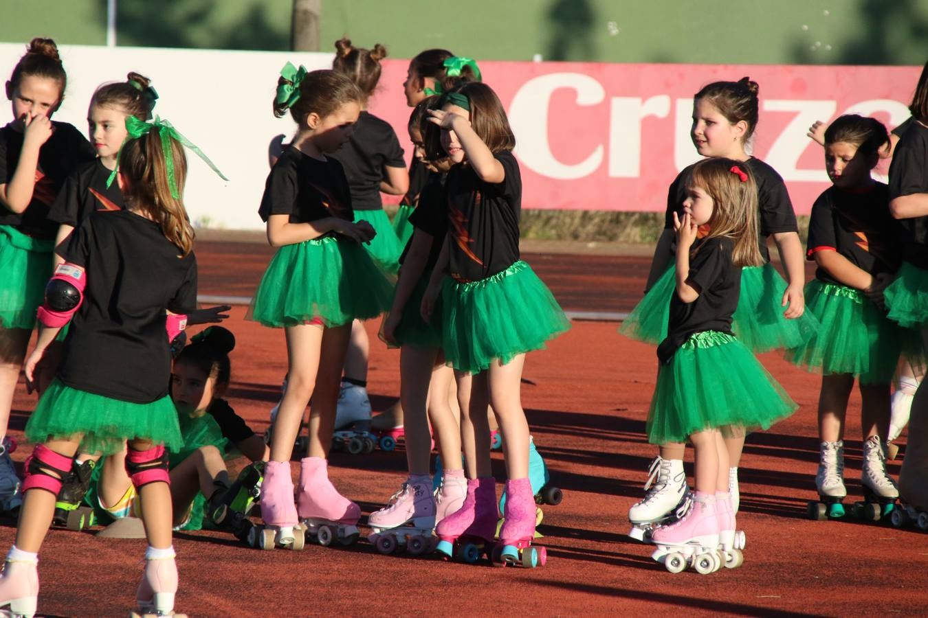 La Ciudad Deportiva 'Manuel Calzado' acogió, ayer, la clausura del curso de la Escuela Municipal de Deportes de Jerez de los Caballeros con un desfile y una exhibición por parte de los alumnos y alumnas. Casi 500 niños y niñas se han formado, este año, en las distintas modalidades deportivas: atletismo, minibasket, baloncesto, ciclismo, fútbol-sala, fútbol 8, judo, kárate, multiaventura, multideporte, pádel, patinaje artístico, tenis y zumba kids.