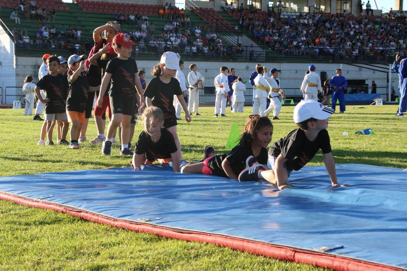 La Ciudad Deportiva 'Manuel Calzado' acogió, ayer, la clausura del curso de la Escuela Municipal de Deportes de Jerez de los Caballeros con un desfile y una exhibición por parte de los alumnos y alumnas. Casi 500 niños y niñas se han formado, este año, en las distintas modalidades deportivas: atletismo, minibasket, baloncesto, ciclismo, fútbol-sala, fútbol 8, judo, kárate, multiaventura, multideporte, pádel, patinaje artístico, tenis y zumba kids.
