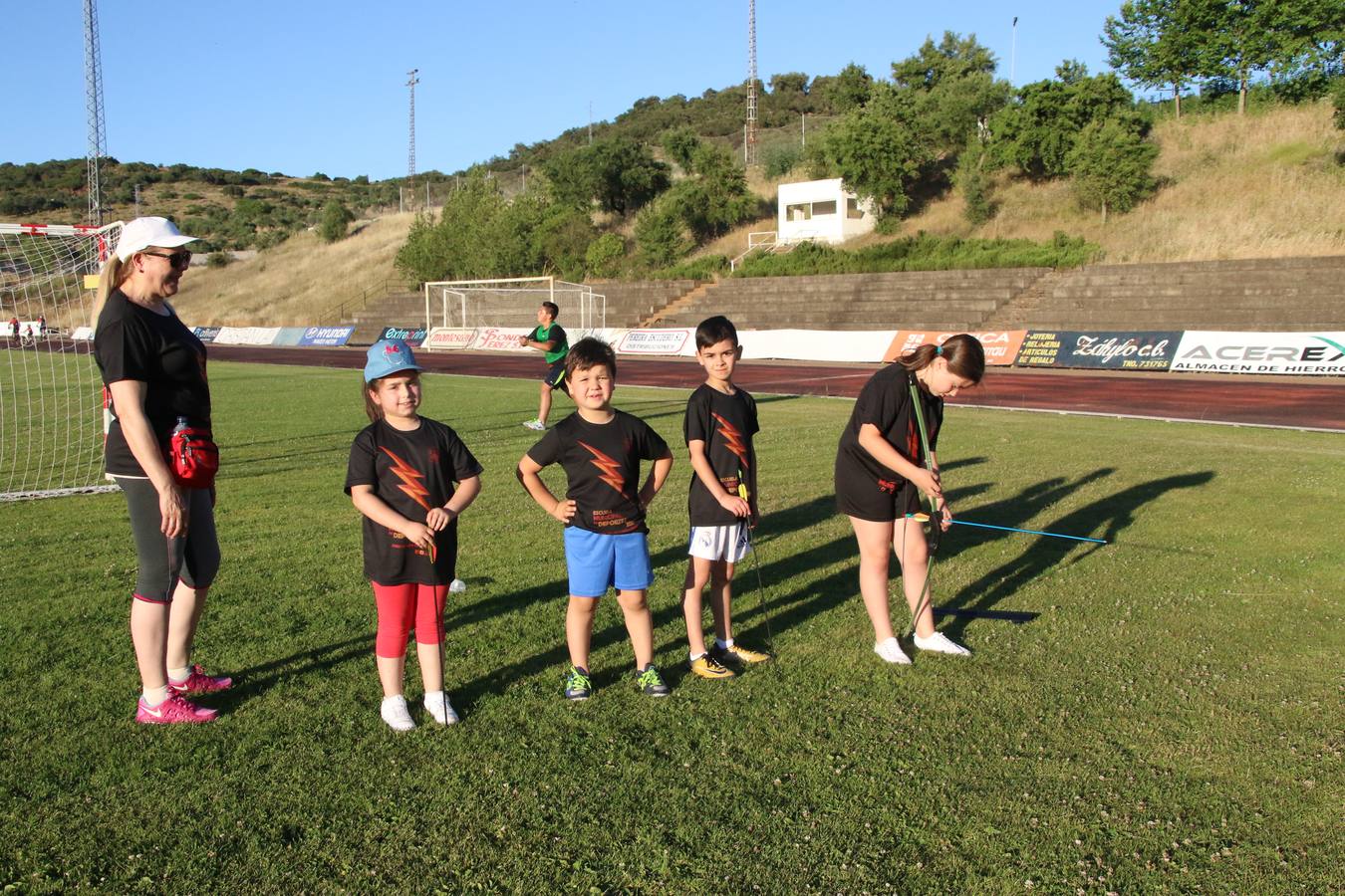 La Ciudad Deportiva 'Manuel Calzado' acogió, ayer, la clausura del curso de la Escuela Municipal de Deportes de Jerez de los Caballeros con un desfile y una exhibición por parte de los alumnos y alumnas. Casi 500 niños y niñas se han formado, este año, en las distintas modalidades deportivas: atletismo, minibasket, baloncesto, ciclismo, fútbol-sala, fútbol 8, judo, kárate, multiaventura, multideporte, pádel, patinaje artístico, tenis y zumba kids.