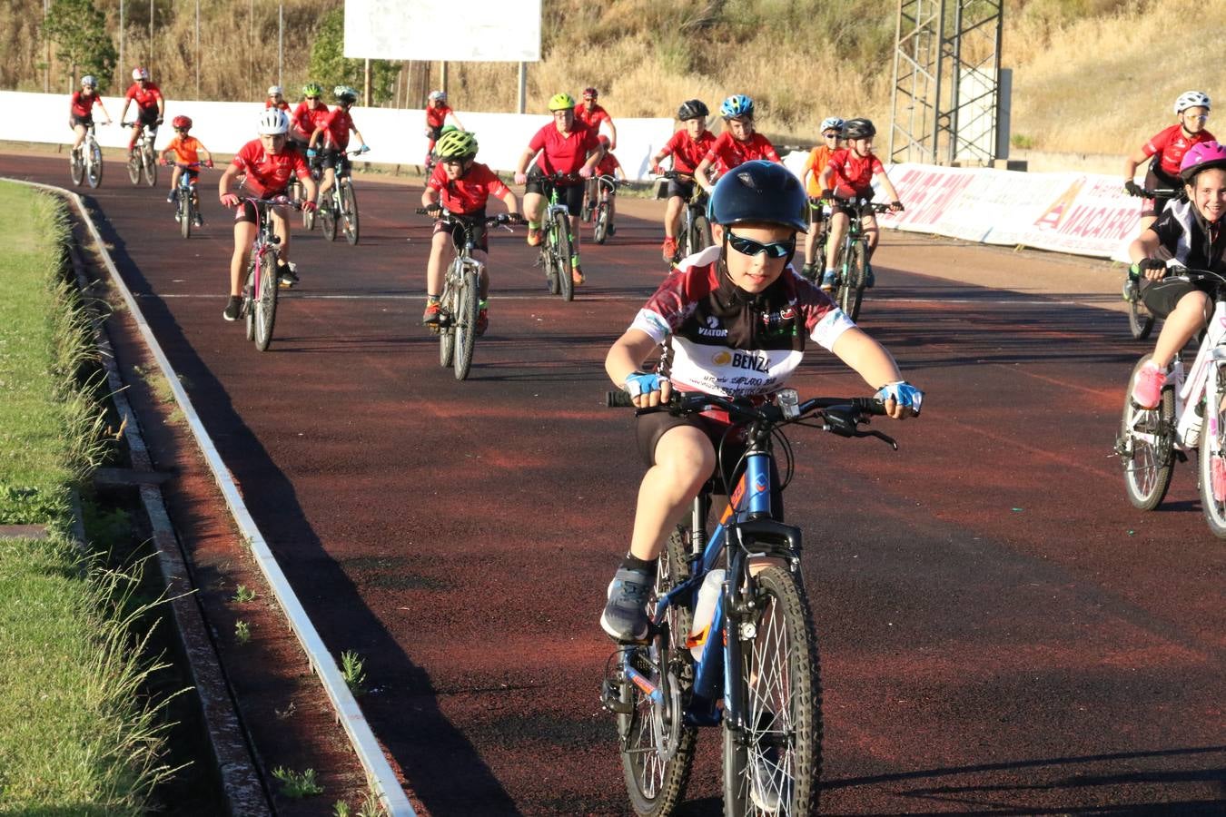 La Ciudad Deportiva 'Manuel Calzado' acogió, ayer, la clausura del curso de la Escuela Municipal de Deportes de Jerez de los Caballeros con un desfile y una exhibición por parte de los alumnos y alumnas. Casi 500 niños y niñas se han formado, este año, en las distintas modalidades deportivas: atletismo, minibasket, baloncesto, ciclismo, fútbol-sala, fútbol 8, judo, kárate, multiaventura, multideporte, pádel, patinaje artístico, tenis y zumba kids.