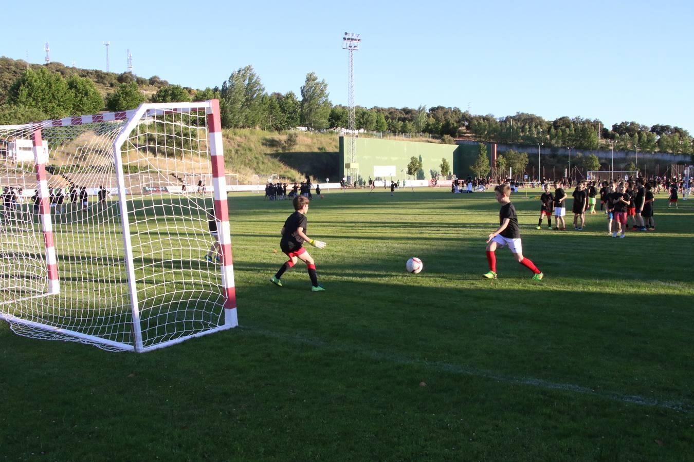 La Ciudad Deportiva 'Manuel Calzado' acogió, ayer, la clausura del curso de la Escuela Municipal de Deportes de Jerez de los Caballeros con un desfile y una exhibición por parte de los alumnos y alumnas. Casi 500 niños y niñas se han formado, este año, en las distintas modalidades deportivas: atletismo, minibasket, baloncesto, ciclismo, fútbol-sala, fútbol 8, judo, kárate, multiaventura, multideporte, pádel, patinaje artístico, tenis y zumba kids.