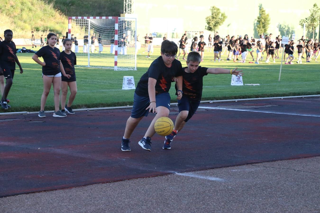 La Ciudad Deportiva 'Manuel Calzado' acogió, ayer, la clausura del curso de la Escuela Municipal de Deportes de Jerez de los Caballeros con un desfile y una exhibición por parte de los alumnos y alumnas. Casi 500 niños y niñas se han formado, este año, en las distintas modalidades deportivas: atletismo, minibasket, baloncesto, ciclismo, fútbol-sala, fútbol 8, judo, kárate, multiaventura, multideporte, pádel, patinaje artístico, tenis y zumba kids.
