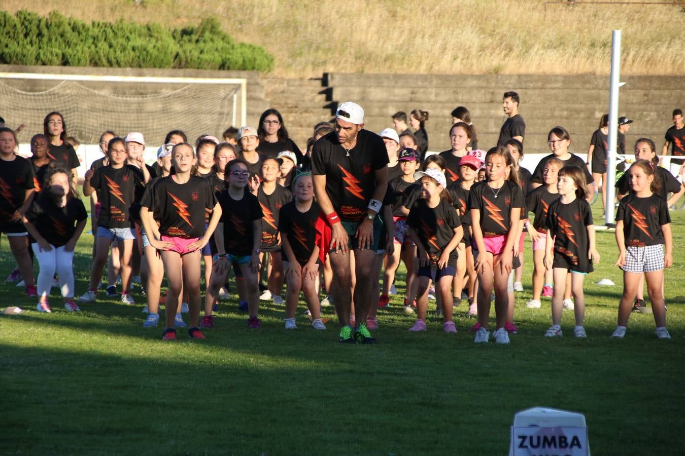 La Ciudad Deportiva 'Manuel Calzado' acogió, ayer, la clausura del curso de la Escuela Municipal de Deportes de Jerez de los Caballeros con un desfile y una exhibición por parte de los alumnos y alumnas. Casi 500 niños y niñas se han formado, este año, en las distintas modalidades deportivas: atletismo, minibasket, baloncesto, ciclismo, fútbol-sala, fútbol 8, judo, kárate, multiaventura, multideporte, pádel, patinaje artístico, tenis y zumba kids.