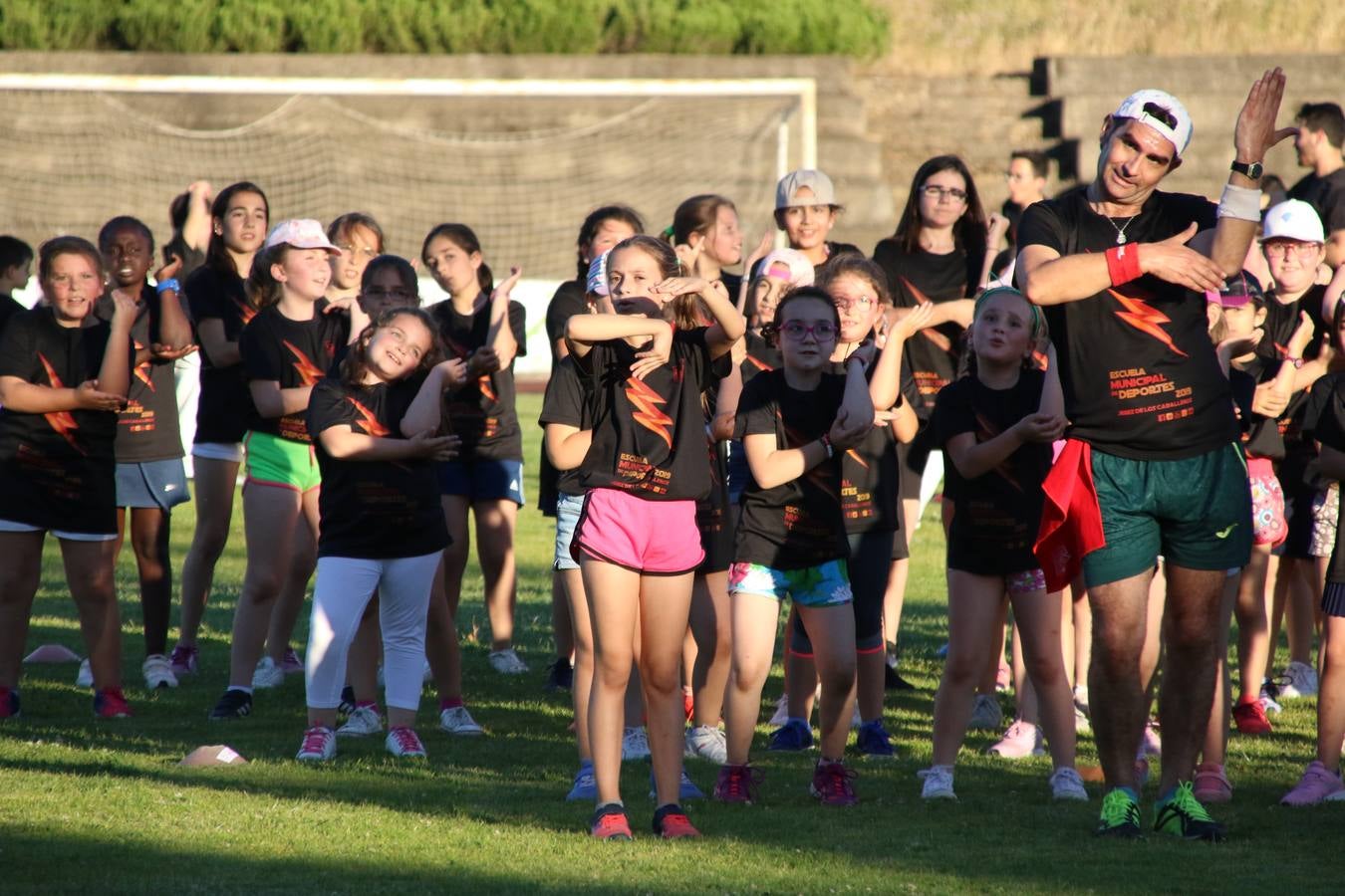 La Ciudad Deportiva 'Manuel Calzado' acogió, ayer, la clausura del curso de la Escuela Municipal de Deportes de Jerez de los Caballeros con un desfile y una exhibición por parte de los alumnos y alumnas. Casi 500 niños y niñas se han formado, este año, en las distintas modalidades deportivas: atletismo, minibasket, baloncesto, ciclismo, fútbol-sala, fútbol 8, judo, kárate, multiaventura, multideporte, pádel, patinaje artístico, tenis y zumba kids.