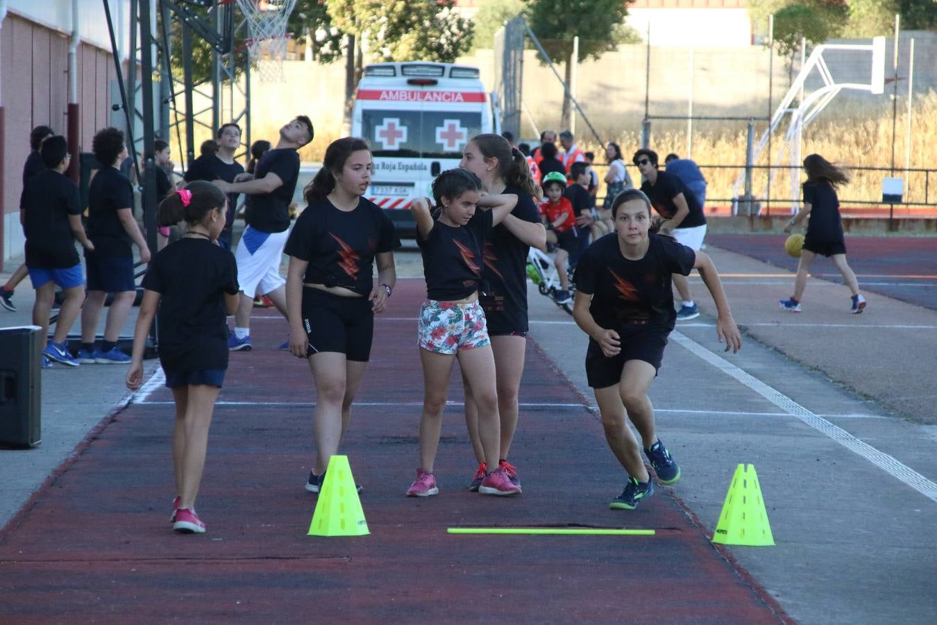 La Ciudad Deportiva 'Manuel Calzado' acogió, ayer, la clausura del curso de la Escuela Municipal de Deportes de Jerez de los Caballeros con un desfile y una exhibición por parte de los alumnos y alumnas. Casi 500 niños y niñas se han formado, este año, en las distintas modalidades deportivas: atletismo, minibasket, baloncesto, ciclismo, fútbol-sala, fútbol 8, judo, kárate, multiaventura, multideporte, pádel, patinaje artístico, tenis y zumba kids.