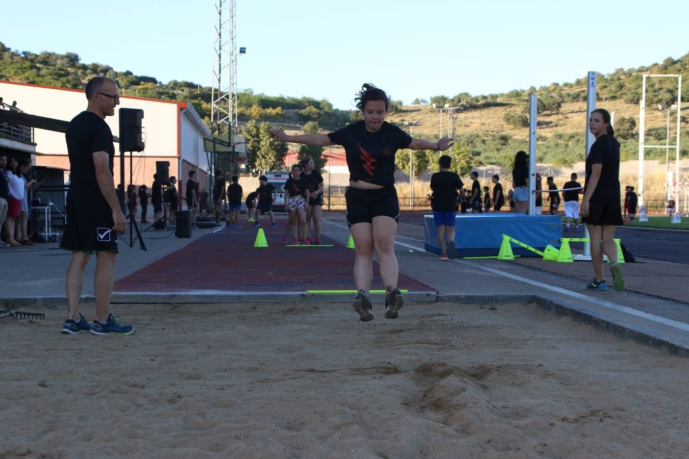 La Ciudad Deportiva 'Manuel Calzado' acogió, ayer, la clausura del curso de la Escuela Municipal de Deportes de Jerez de los Caballeros con un desfile y una exhibición por parte de los alumnos y alumnas. Casi 500 niños y niñas se han formado, este año, en las distintas modalidades deportivas: atletismo, minibasket, baloncesto, ciclismo, fútbol-sala, fútbol 8, judo, kárate, multiaventura, multideporte, pádel, patinaje artístico, tenis y zumba kids.